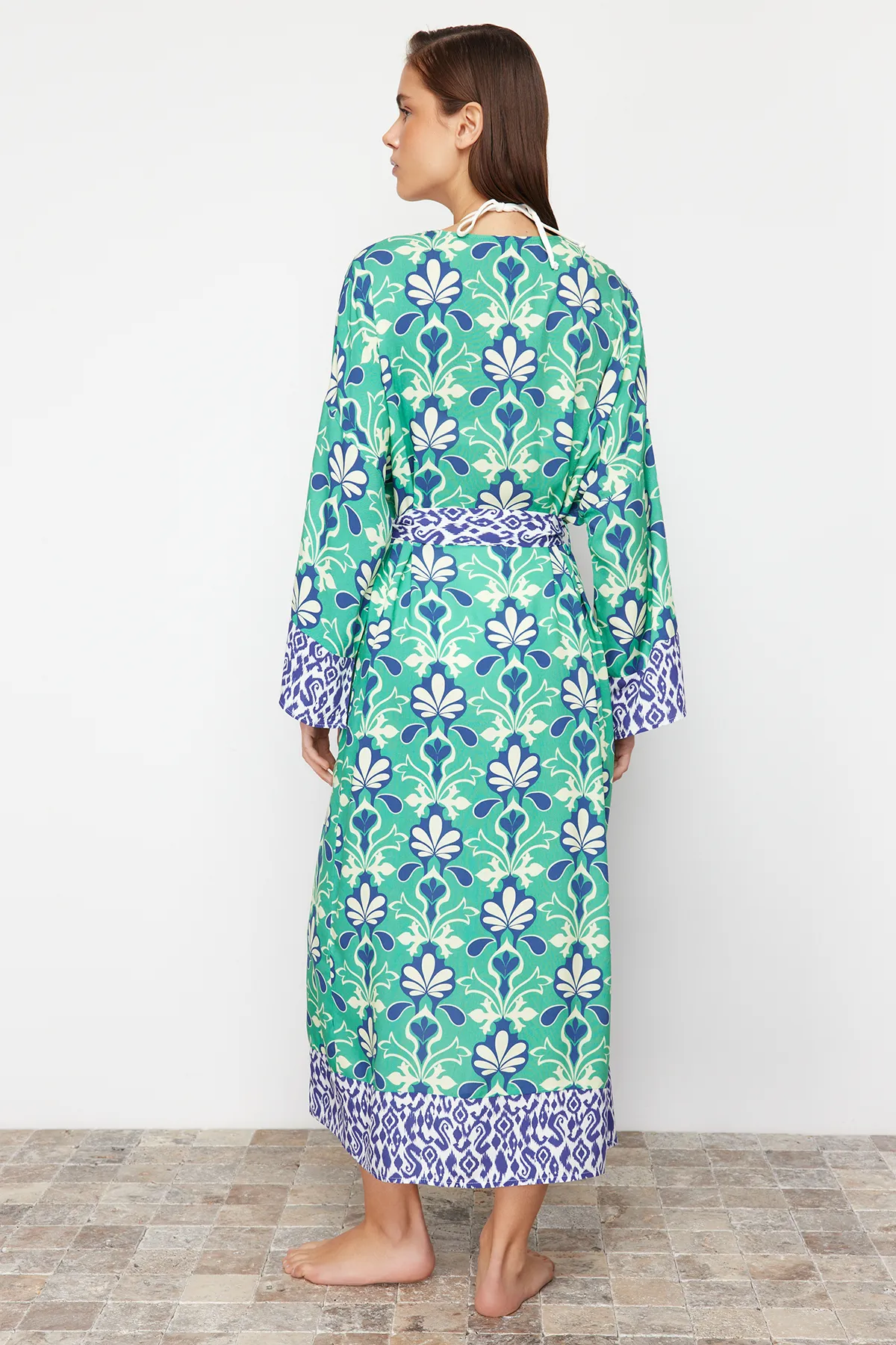 Trendyol Collection  Ethnisch gemusterter, gewebter Maxi-Kimono und Kaftan mit Gürtel TBESS21KM0171