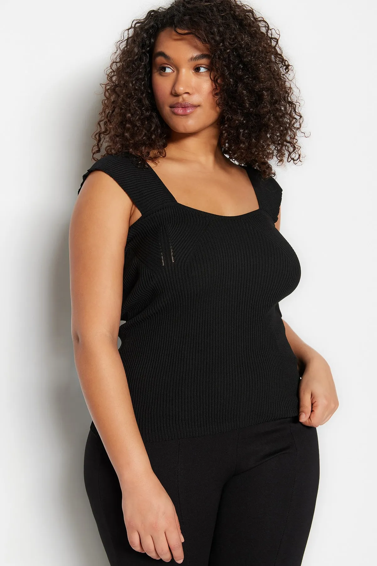 Trendyol Curve  Schwarze körpernahe, dünne Strickbluse mit herzförmigem Ausschnitt TBSSS23AF00021