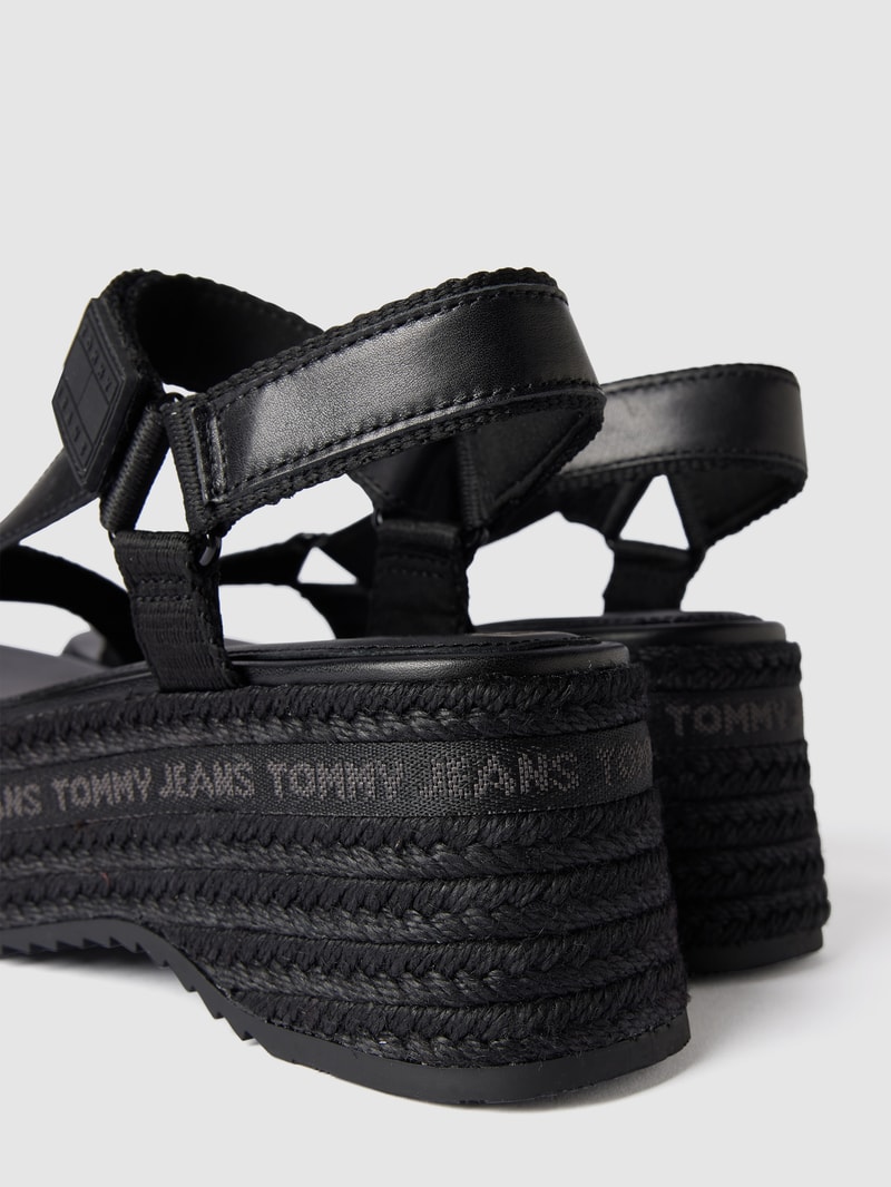 Sandalen mit Label-Schriftzug in schwarz
