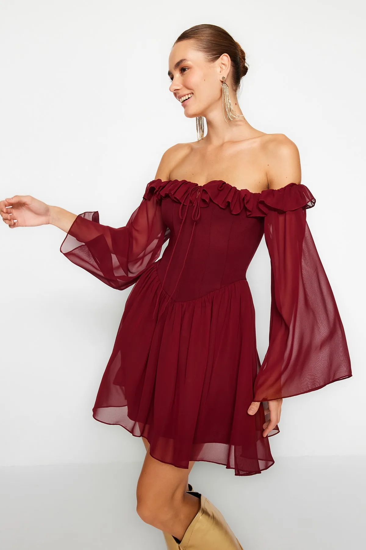 Trendyol Collection  Burgunderrotes elegantes Abendkleid aus Chiffon mit offener Taille/Skater-Futter und Rüschen TPRSS23EL00096