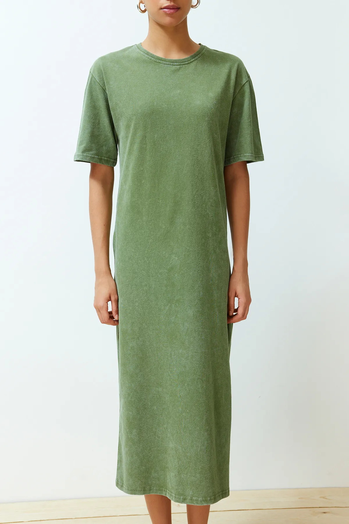 Trendyol Collection  Khakifarbenes, 100 % Baumwolle, geschlitztes Etuikleid/bequemes Strick-T-Shirt-Kleid mit Antik-EffektTWOSS24EL00140