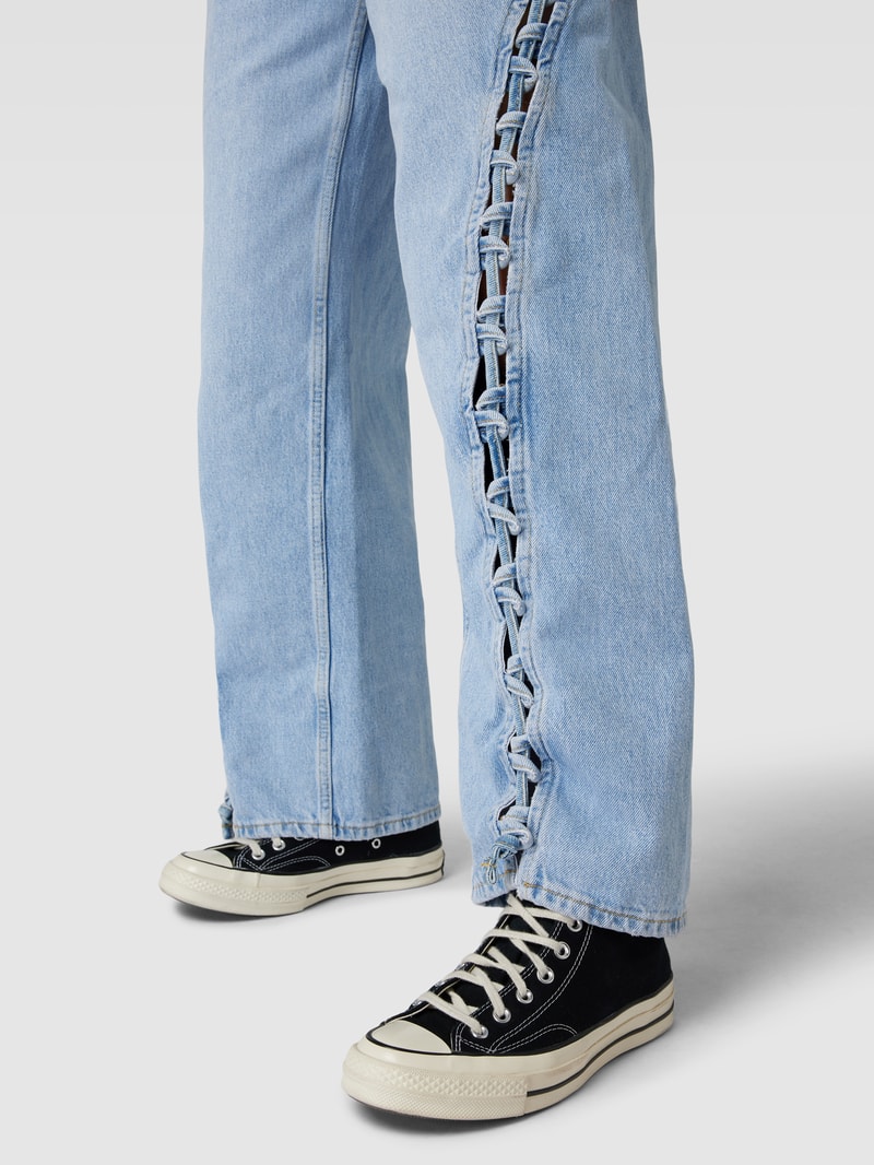 Jeans mit Lochmuster in hellblau