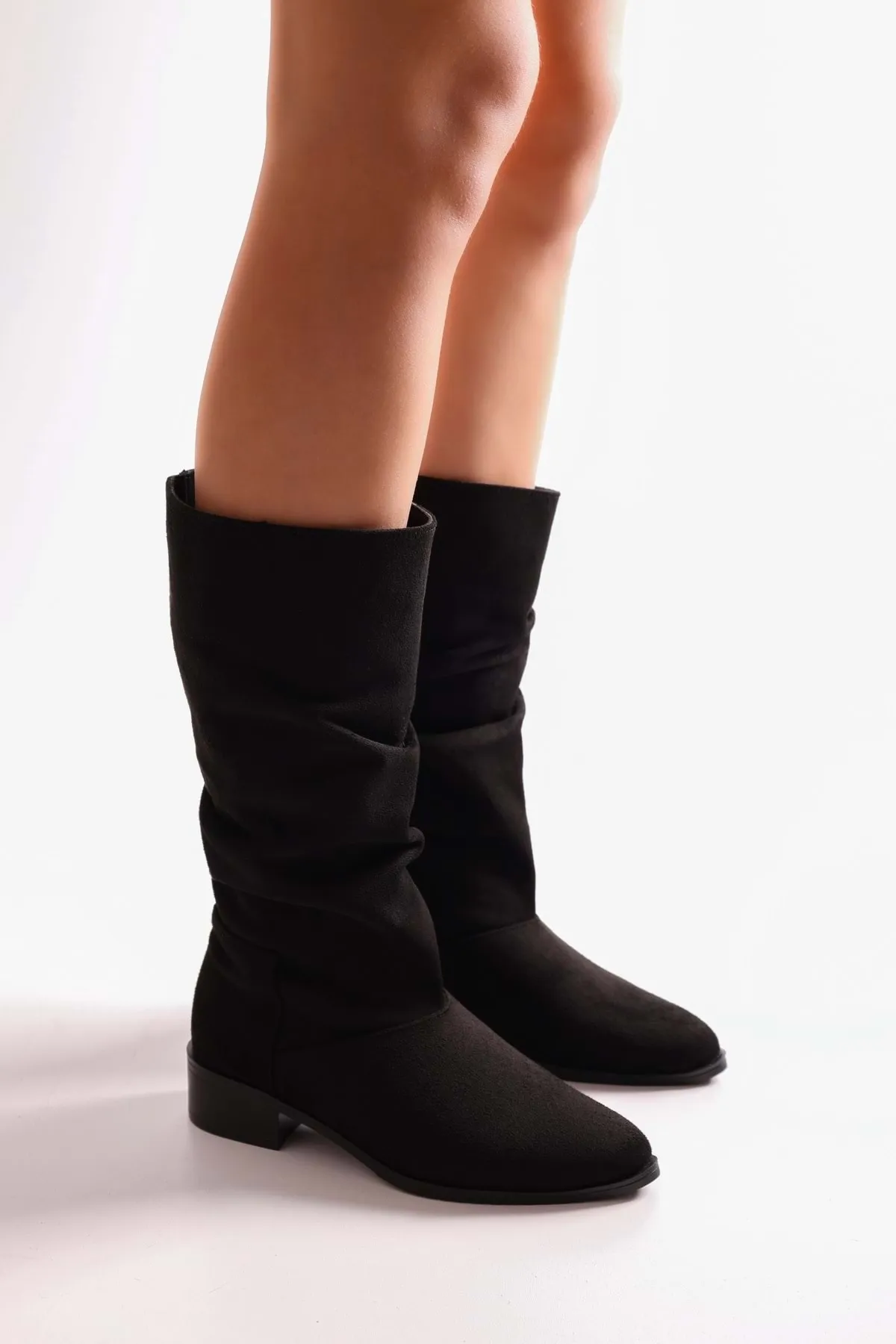 Shoeberry  Flache Damenstiefel „Jerica“ aus schwarzem Wildleder mit Zwickel. Schwarzes Wildleder