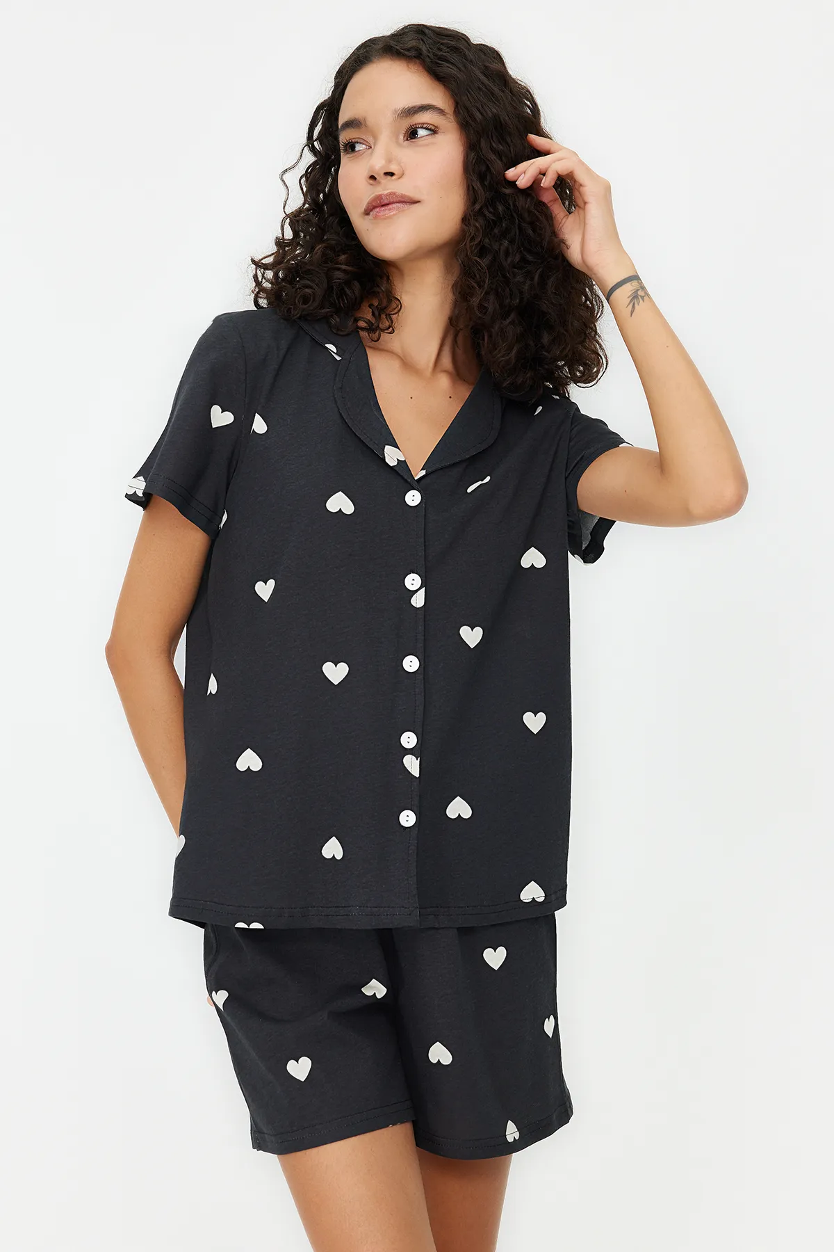 Trendyol Collection  Schwarzes, gestricktes Pyjama-Set mit Hemd und Shorts aus 100 % Baumwolle mit Herzmuster THMSS21PT0756