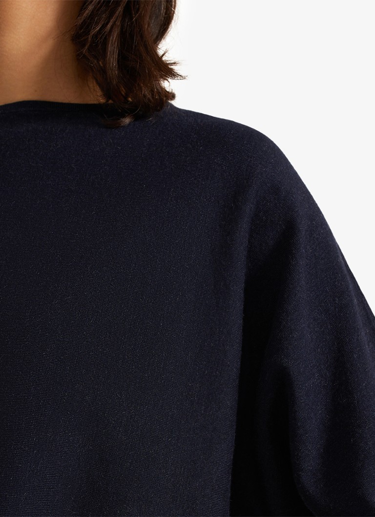 Tricou Cristine de la Phase Eight, confecționat din material tricotat subțire și elastic.