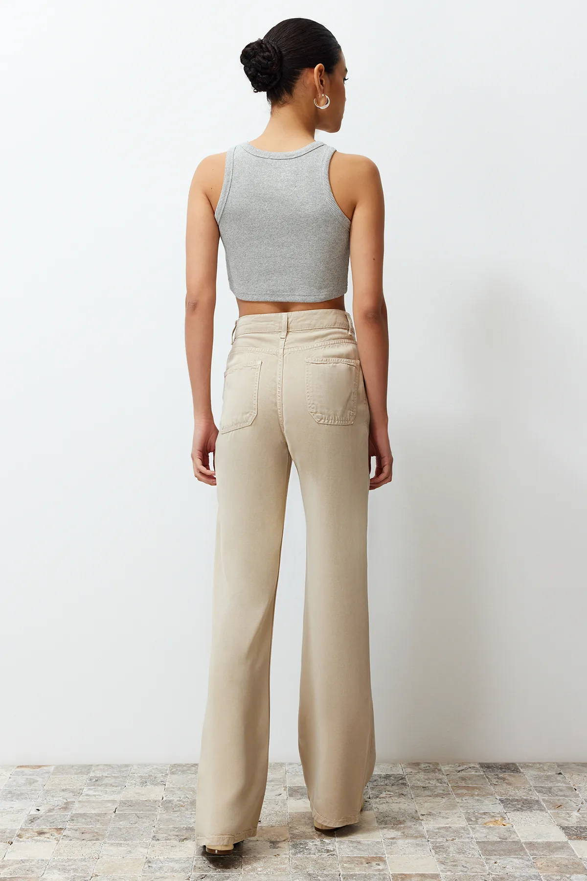 Trendyol Collection  Beige Jeans mit niedriger Taille und weitem Bein, 100 % Tencel™ TWOSS23JE00219