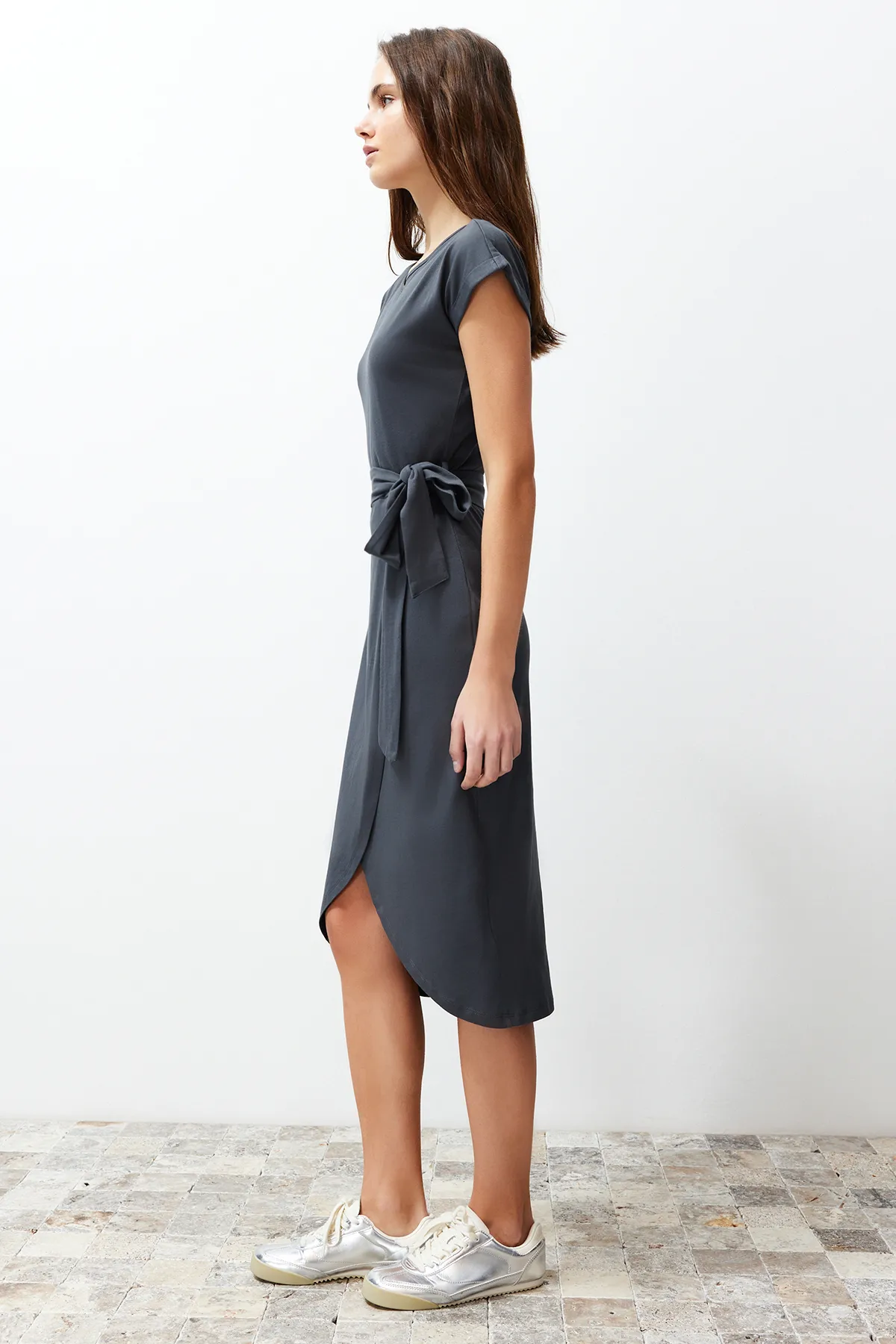 Trendyol Collection  Anthrazitfarbenes Midi-Strick-Maxikleid aus 100 % Baumwolle mit zweireihigem Verschluss und Gürtel, TWOSS24EL00118
