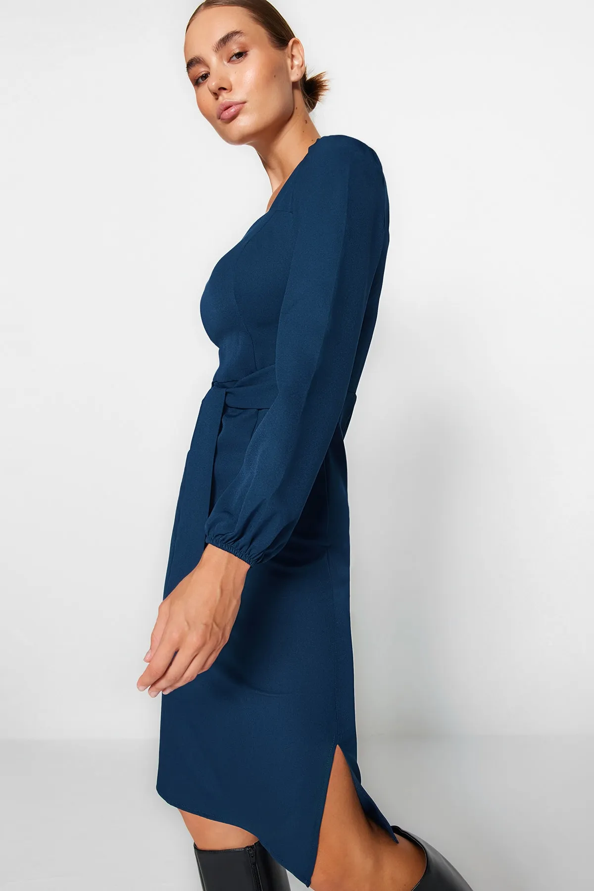 Trendyol Collection  Petrolfarbenes Body-Wickel-Midikleid aus Webstoff mit Gürtel TWOAW23EL00895