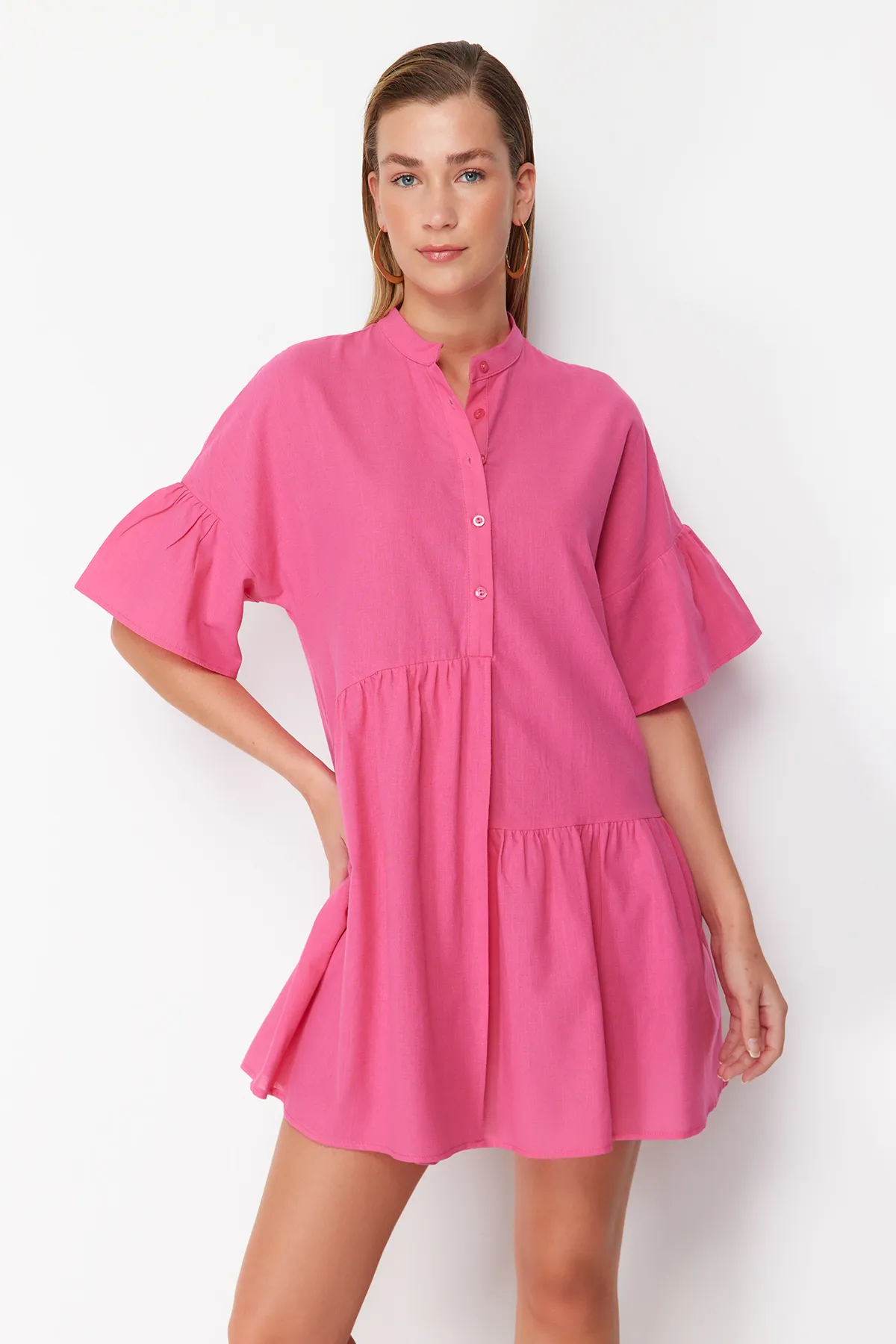 Trendyol Collection  Rosafarbenes, weit geschnittenes Mini-Strandkleid mit gewebten Rüschen TBESS20EL0873