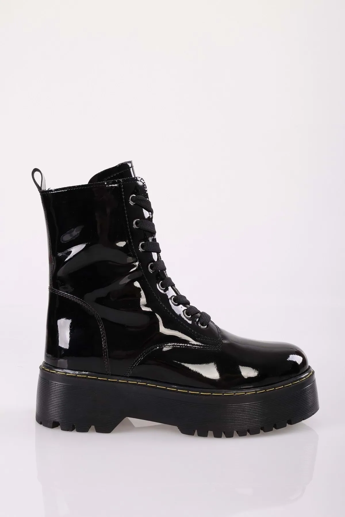 Shoeberry  Damen-Schnürstiefel Martin aus schwarzem Lackleder mit dicker Sohle