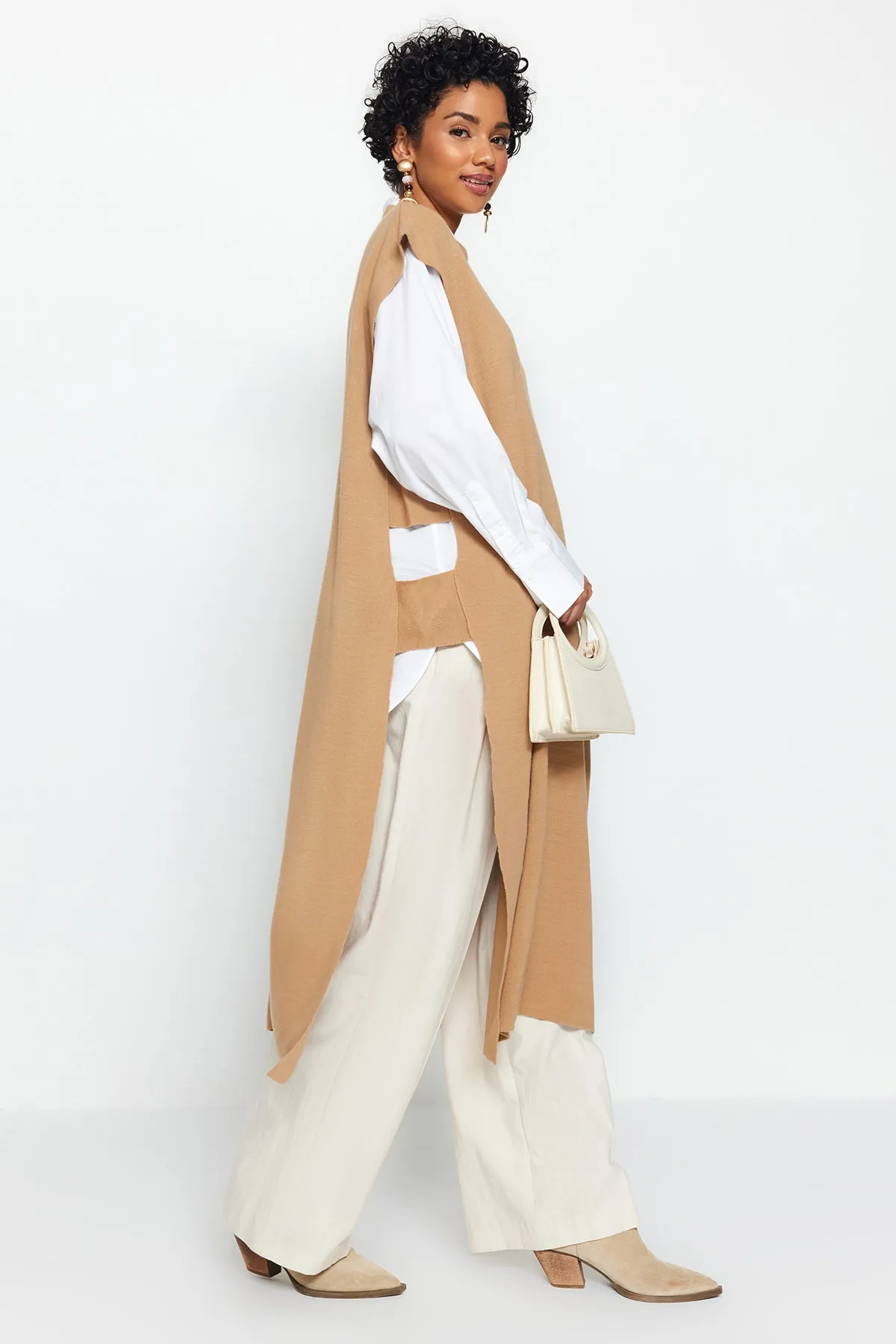 Trendyol Modest  Langer Strickpullover mit beigem Seitenband und detailliertem Detail TCTAW24UV00025