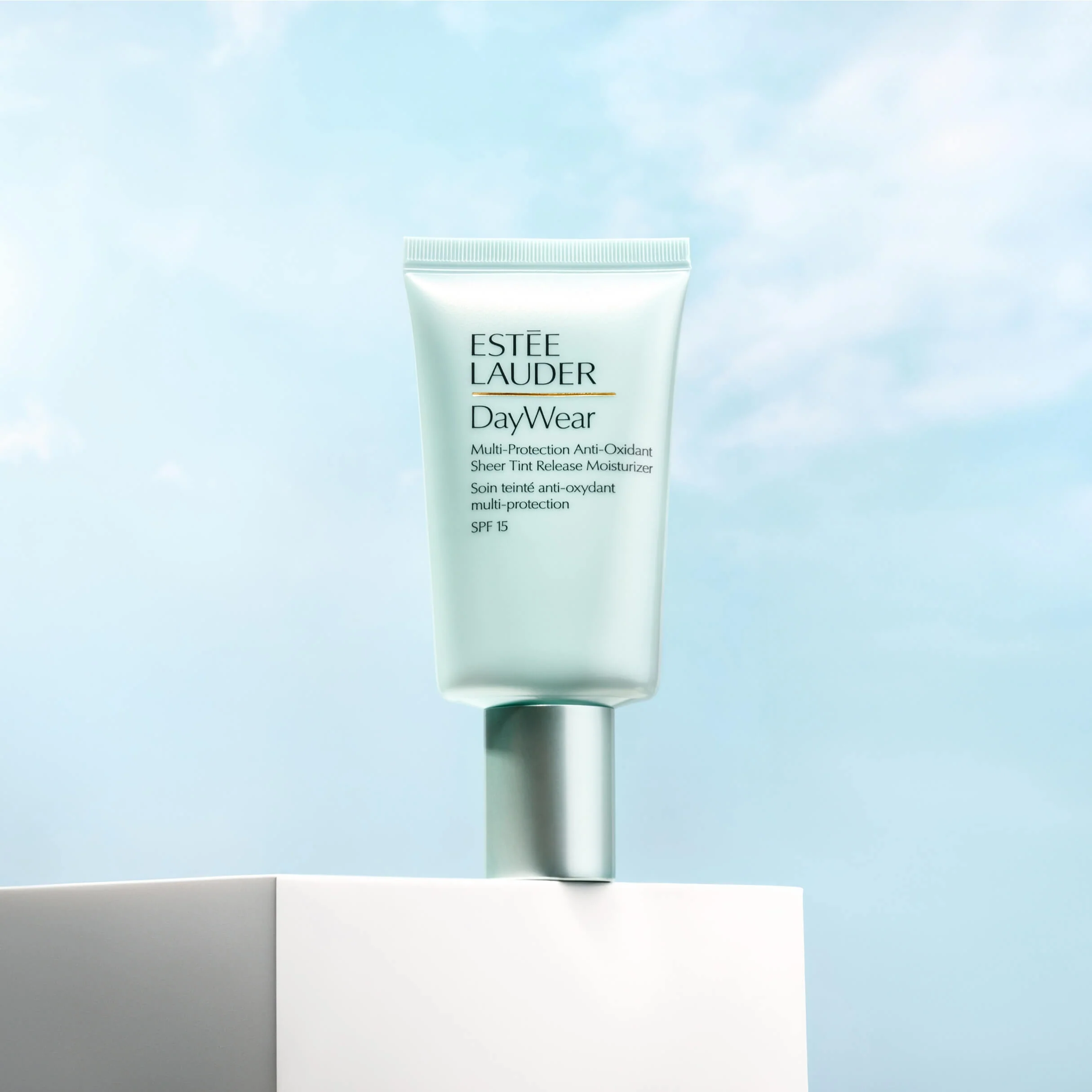 DayWear Sheer Tint Release FPS 15 - Creme facial com cor para os primeiros sinais de envelhecimento.