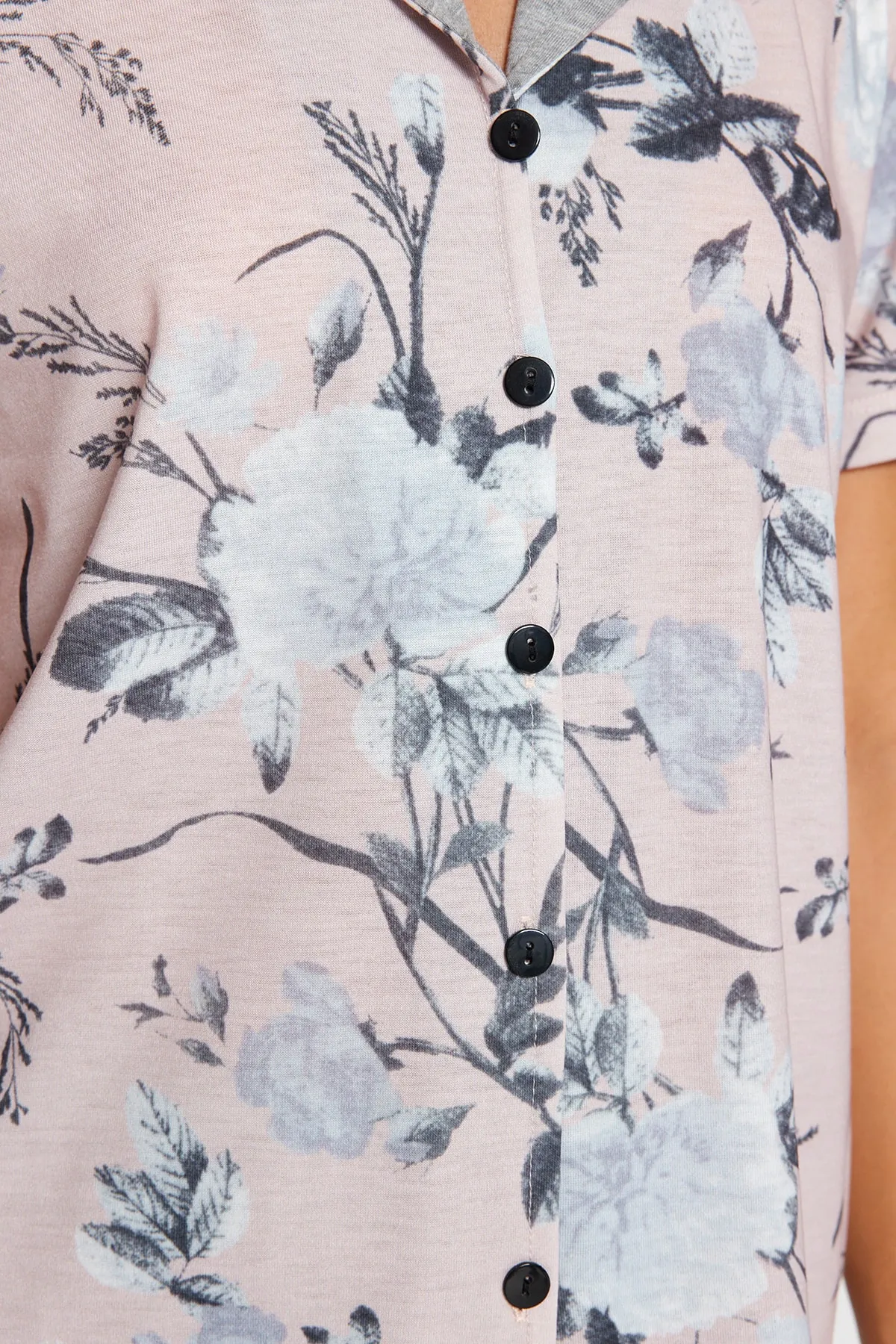 Trendyol Collection  Graues Pyjama-Set aus Strick mit Blumenmuster, 100 % Baumwolle, THMAW22PT0694