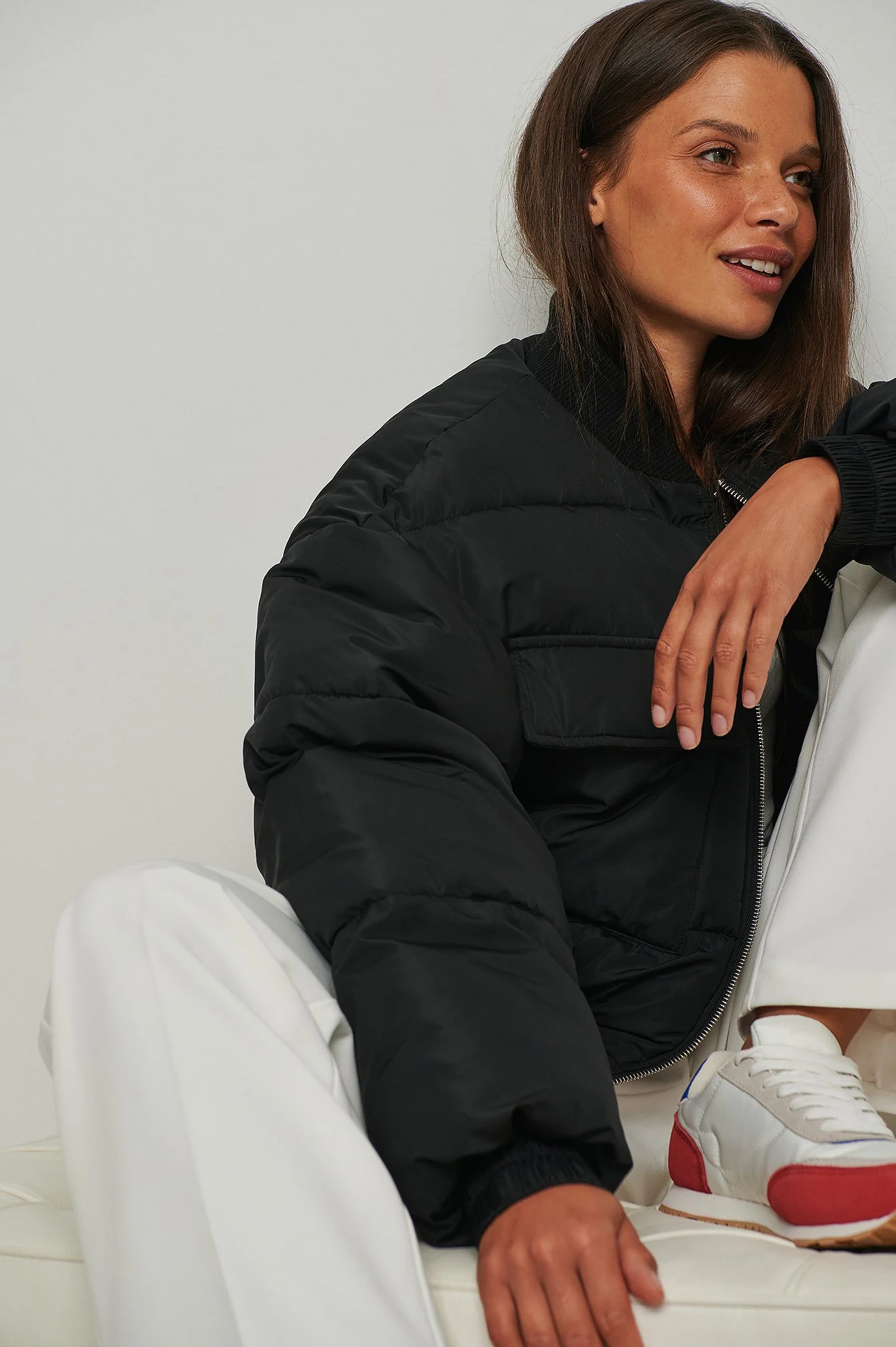 Kurze Bomberjacke mit Puffärmeln