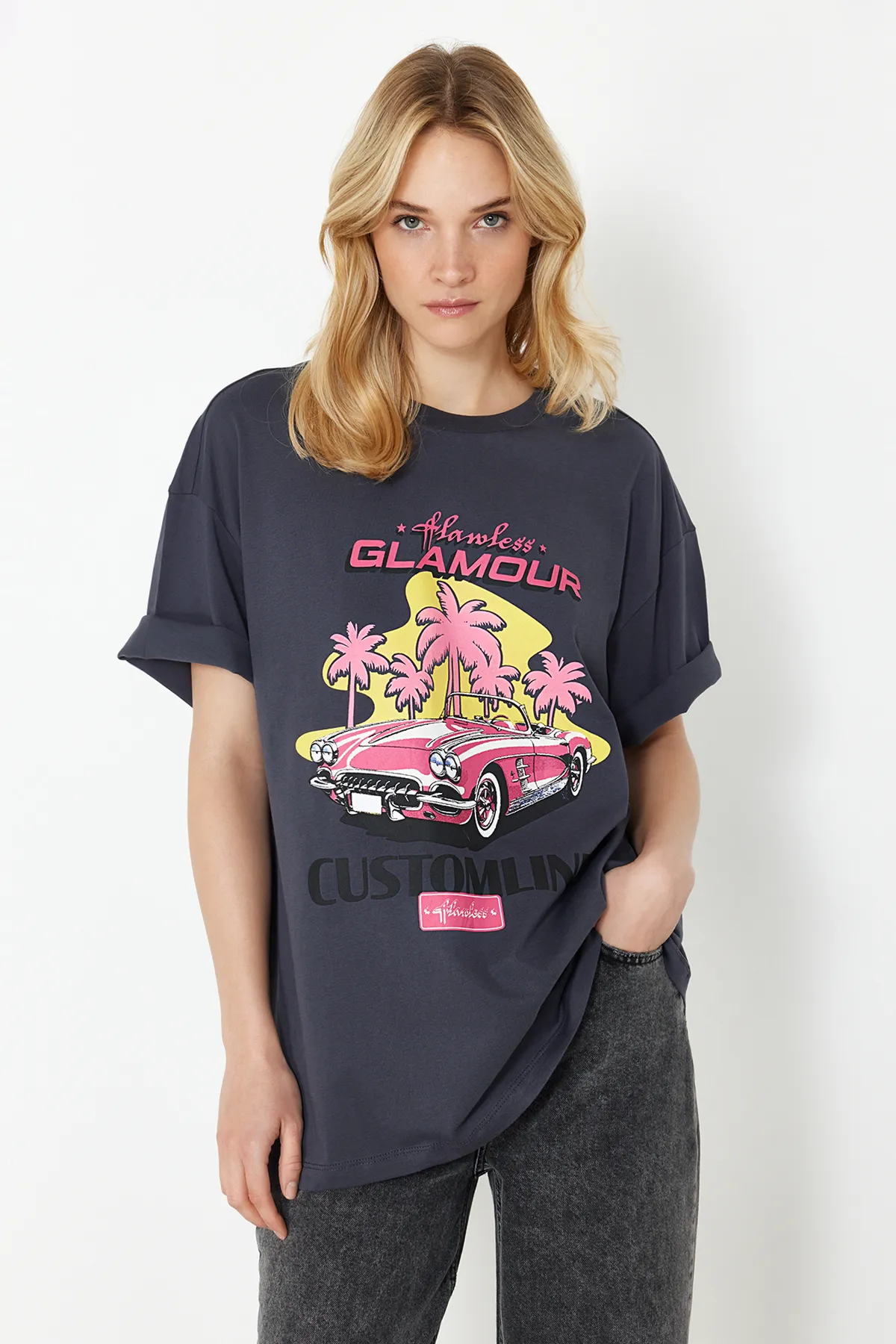 Trendyol Collection  Anthrazitfarbenes, bedrucktes Oversize/Wide Fit Rundhals-Strick-T-Shirt aus 100 % Baumwolle TWOSS24TS00135
