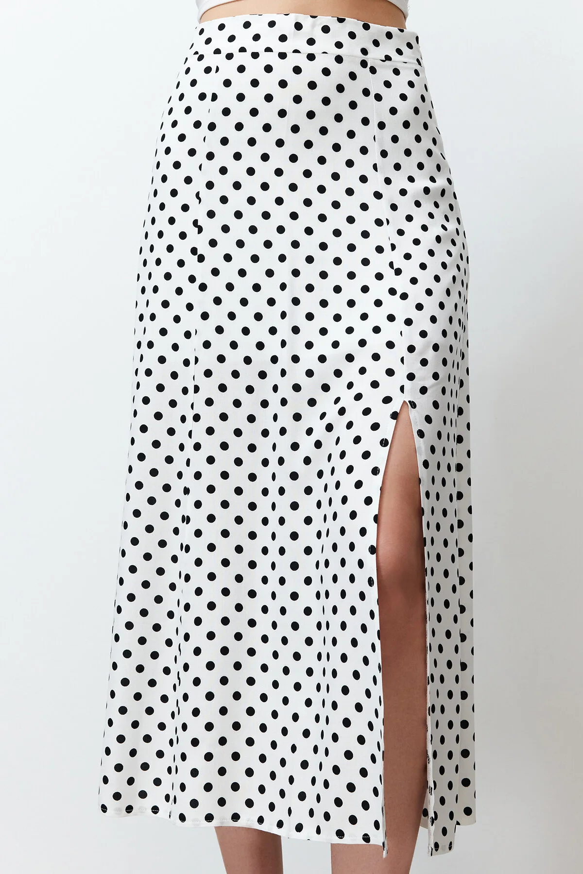 Trendyol Collection  Ecrufarbener gewebter Midirock aus Viskose mit Polka Dot-Muster und Schlitzdetail TWOAW20ET0205