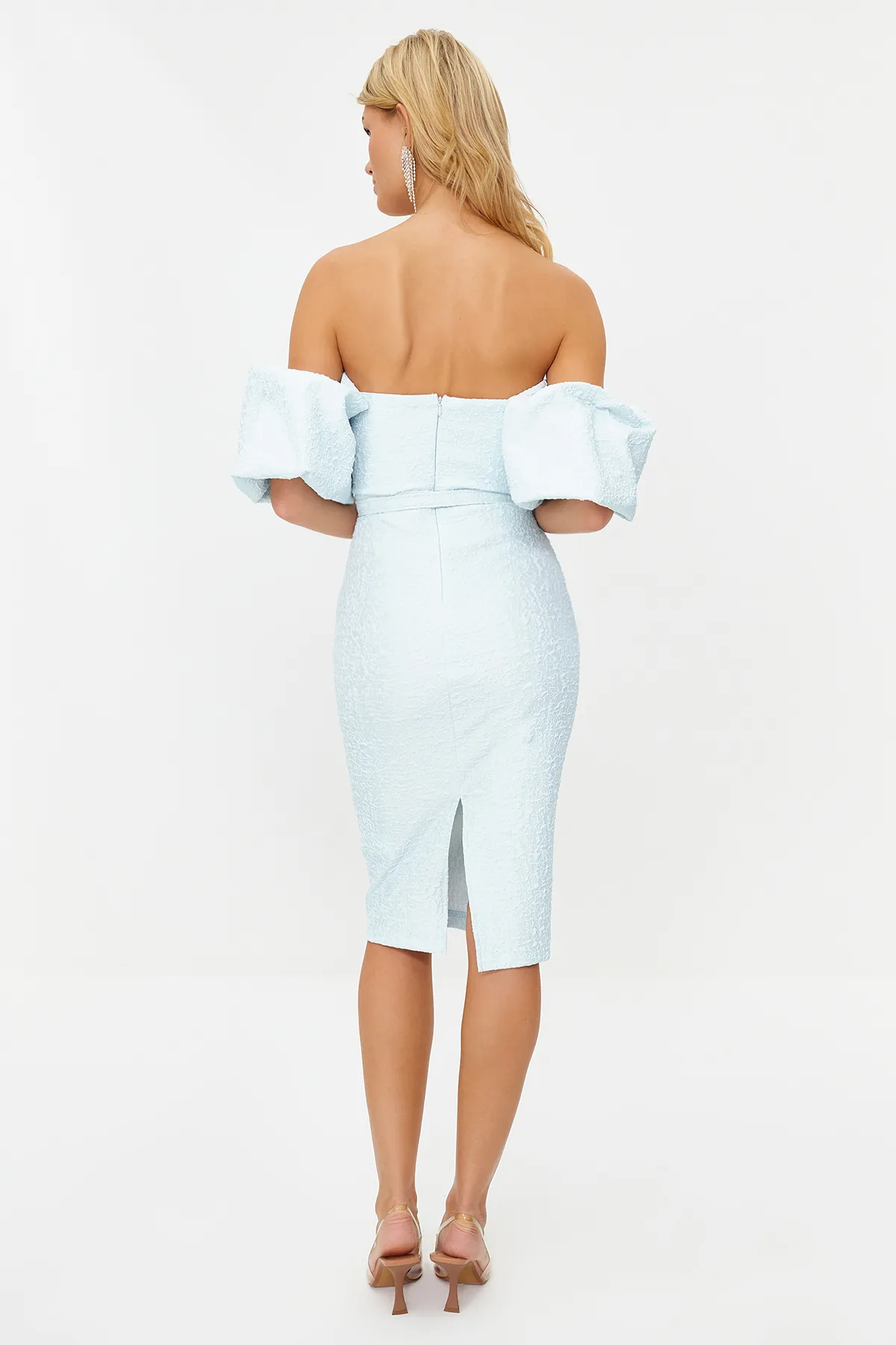 Trendyol Collection  Hellblaues, mit Gürtel gefüttertes, strukturiertes, gewebtes, selbstgemustertes, elegantes Abendkleid TPRSS19FZ0335