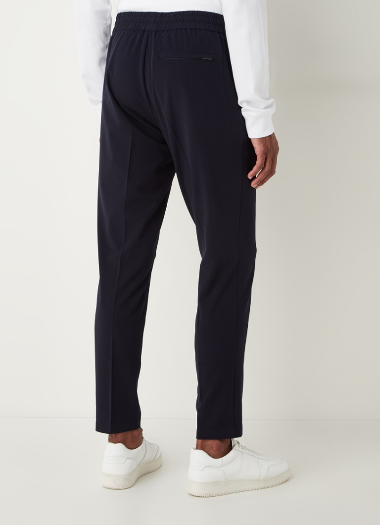Pantaloni scurți SAMSØE Fucina mulați cu pliuri pronunțate.