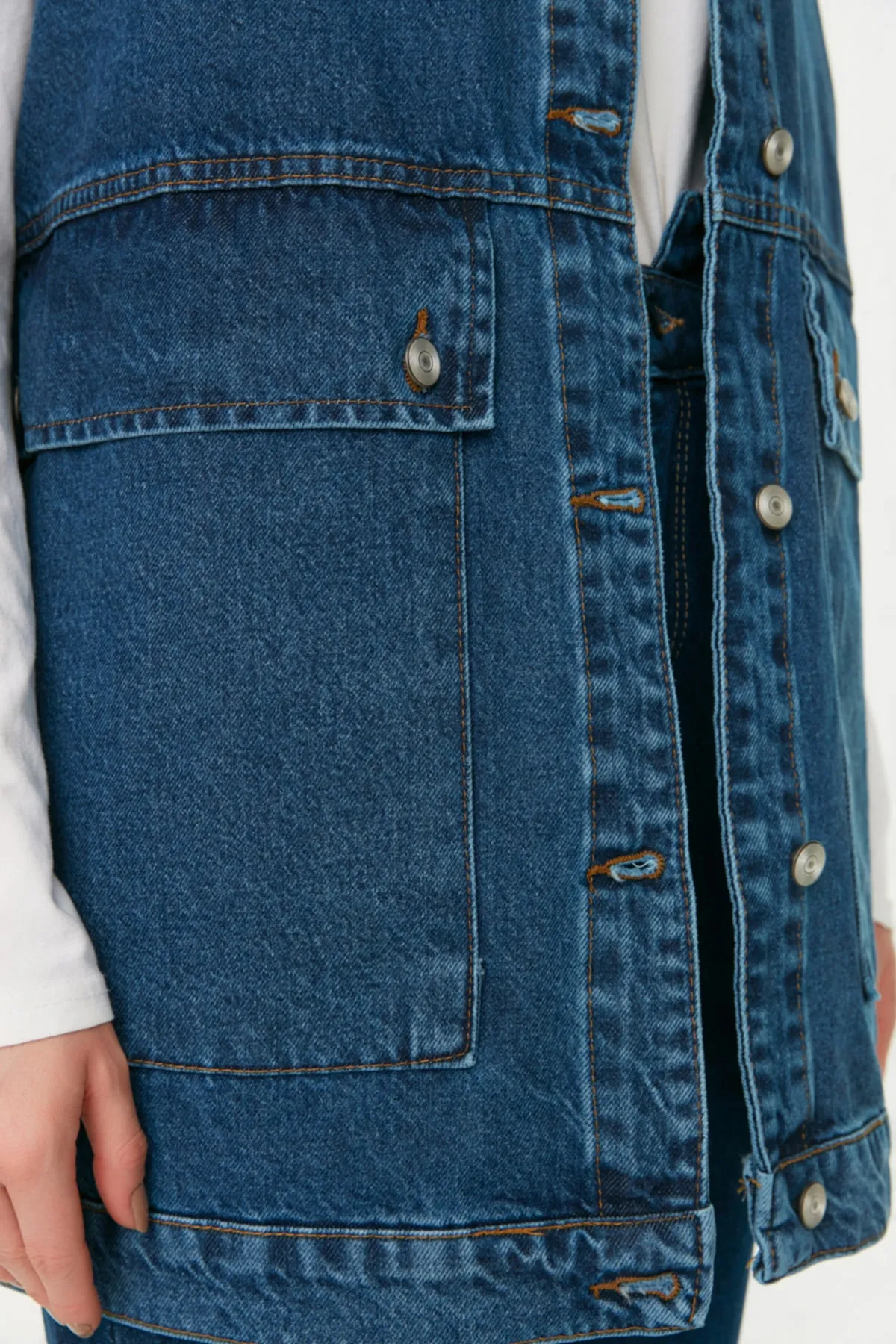 Trendyol Collection  Dunkelblaue Jeansweste aus 100 % Baumwolle mit Hemdkragen und Taschendetail TCTAW22CK0006