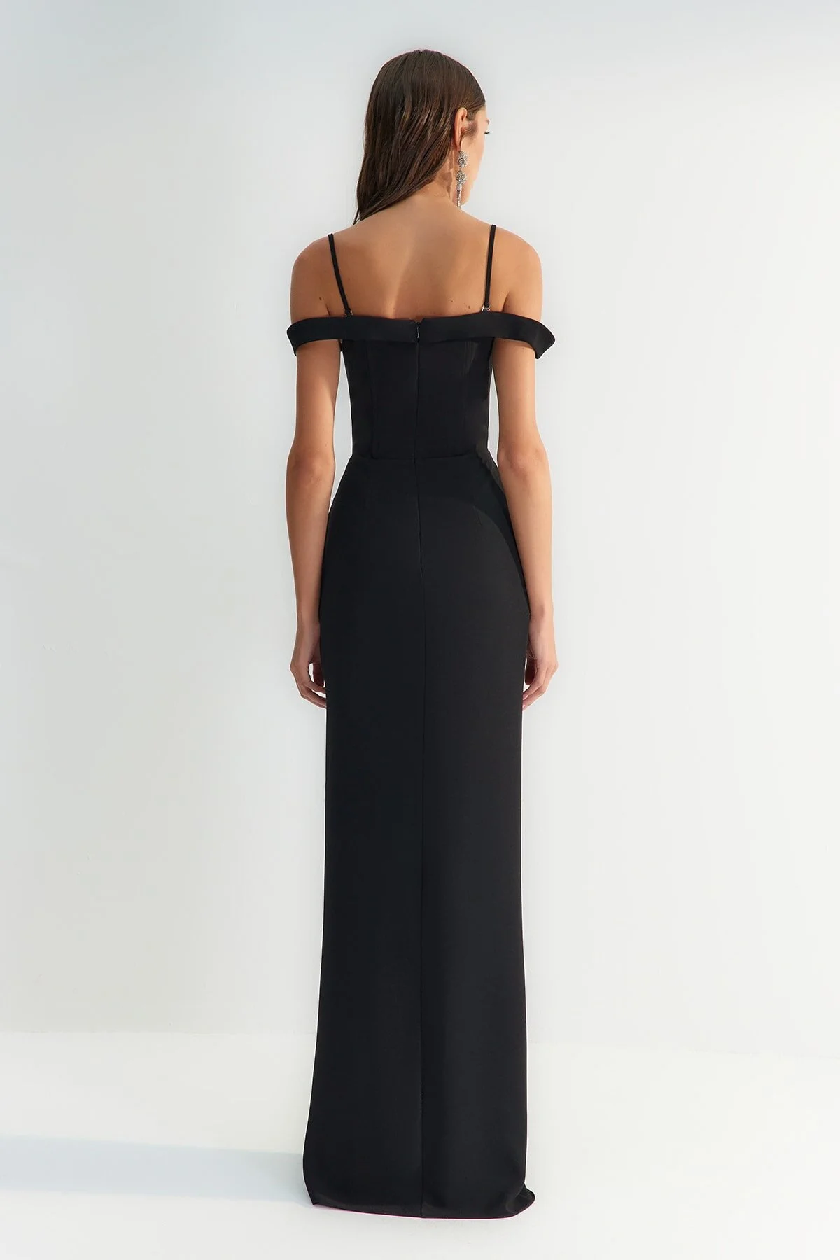 Trendyol Collection  X Zeynep Tosun Schwarzes Abend- und Abschlusskleid mit Volant TCLSS23AE00011