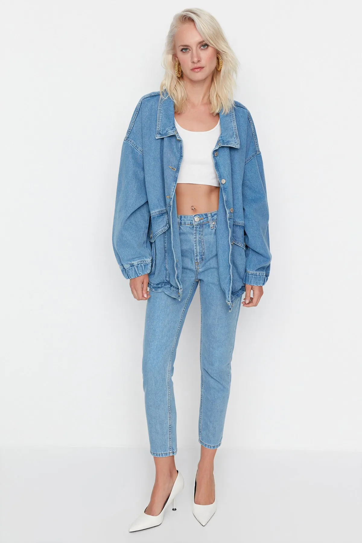 Trendyol Collection  Blaue Oversize-Jeansjacke mit Taschendetail TWOSS21CE0289
