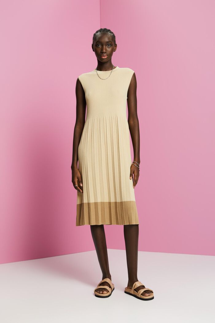 Plissiertes, ärmelloses Maxikleid mit Rundhals