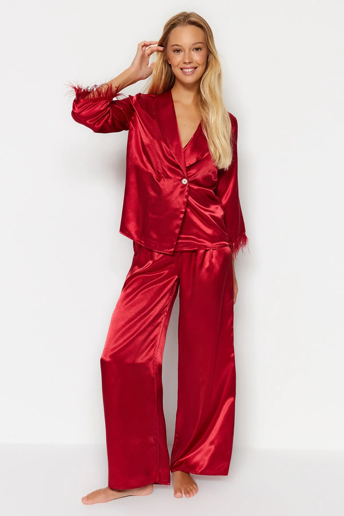 Trendyol Collection  Burgunderrotes Pyjama-Set aus Satin mit Hemd und Hose und Federdetail THMAW23PT00086