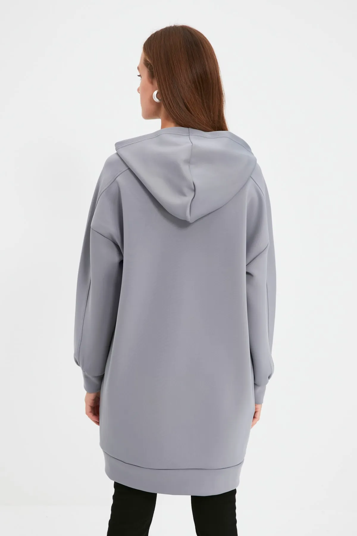 Trendyol Modest  Graues, weit geschnittenes Oversize-Sweatshirt aus Scuba-Strick mit Kapuze und Taschen TCTAW22TW0151