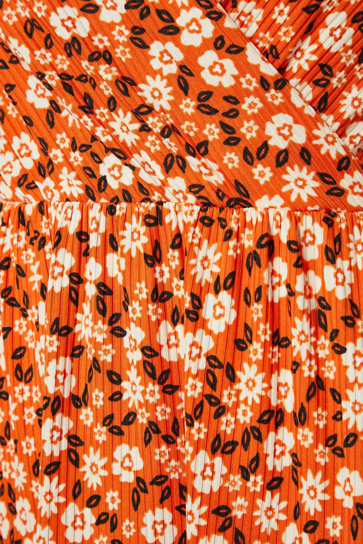 Trendyol Curve  Orangefarbenes Strickkleid mit V-Ausschnitt und Blumenmuster TBBSS22EL1638
