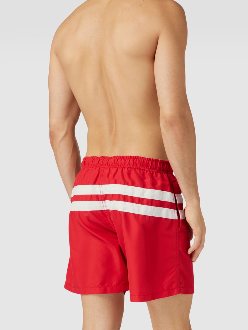 Badehose mit Kontraststreifen in rot