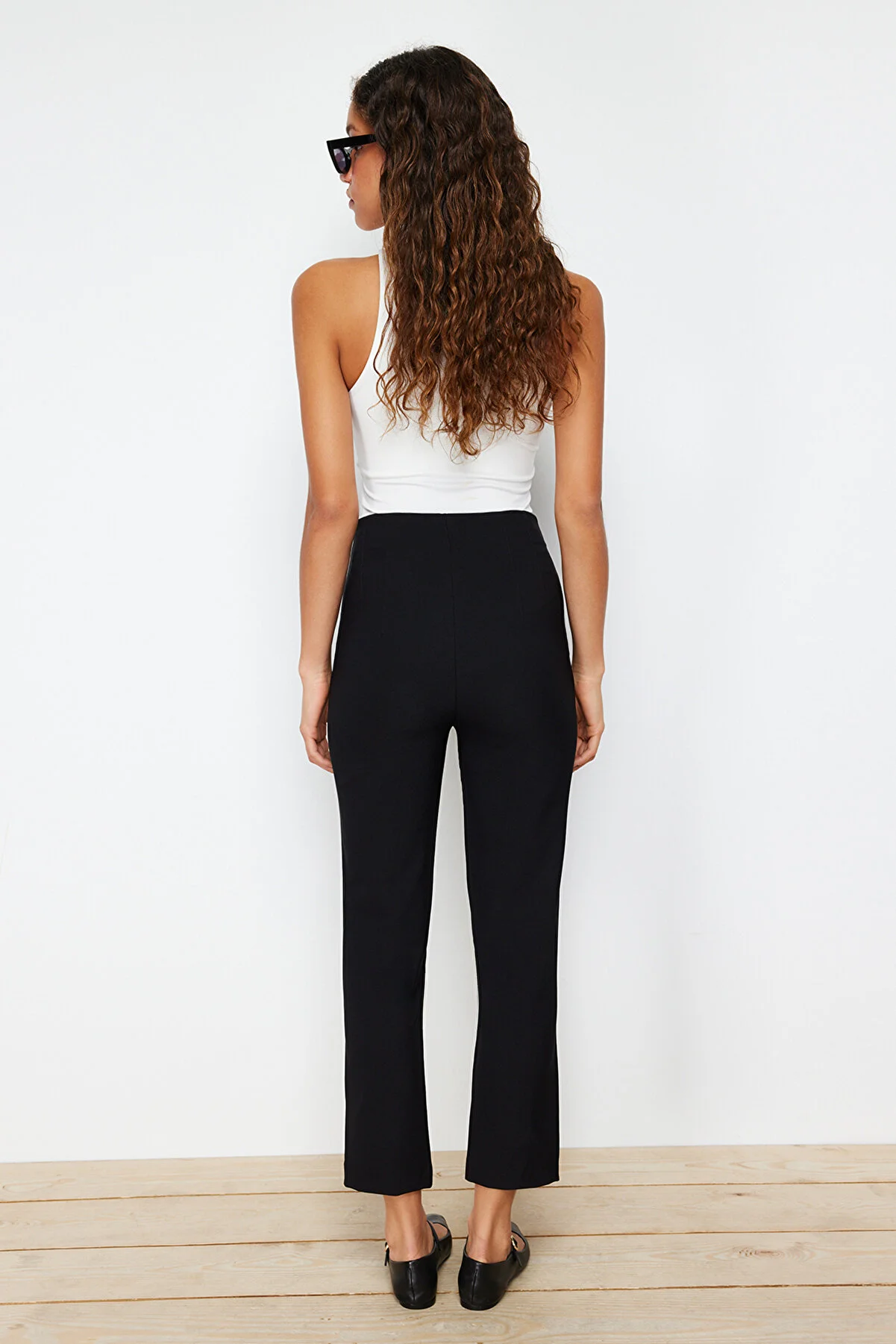 Trendyol Collection  Schwarze knöchellange gewebte Hose mit Zigarettenmuster und Abnähern, hoher Taille TWOSS20PL0515