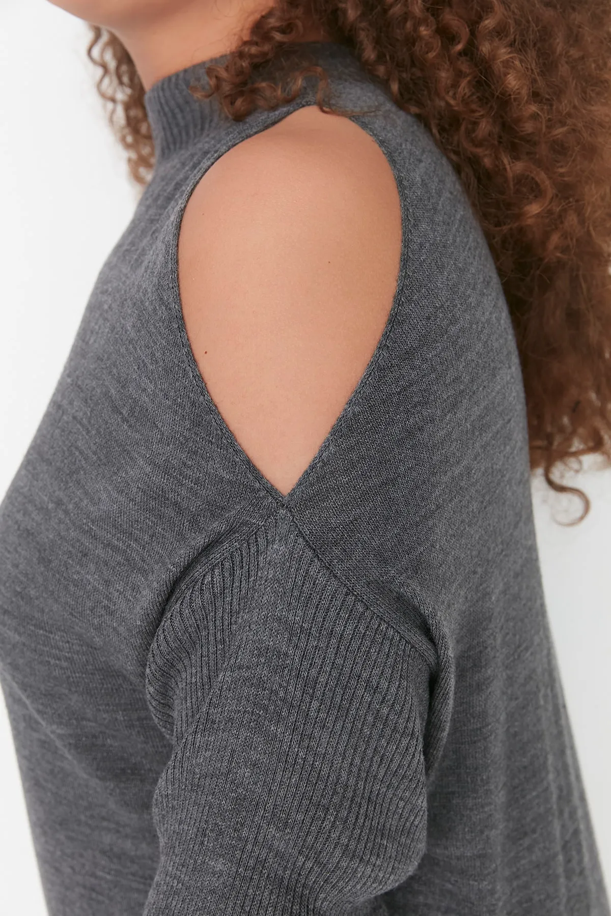 Trendyol Curve  Anthrazitfarbener, detaillierter Strickpullover mit Cut-Outs