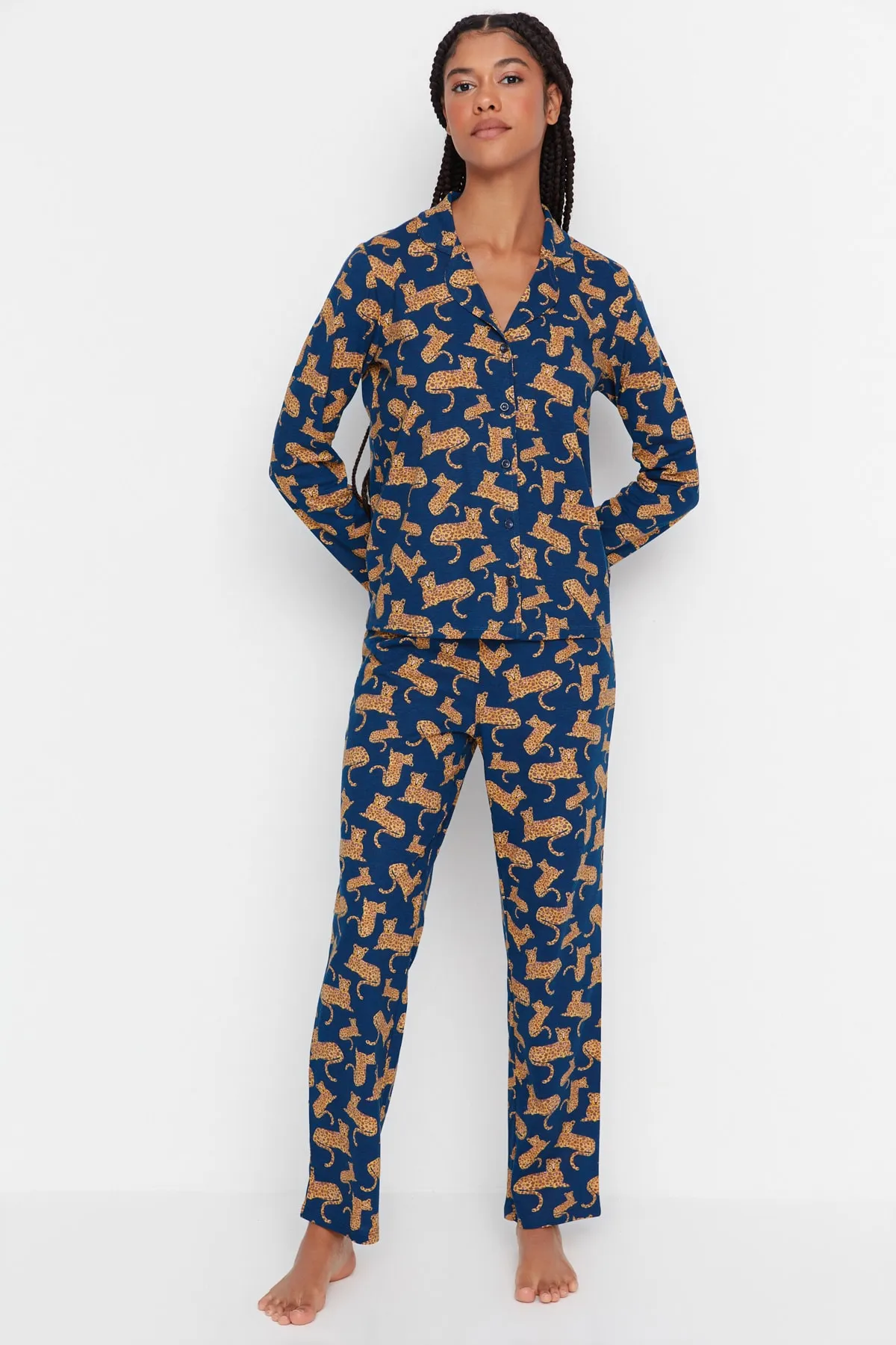 Trendyol Collection  Petrolfarbenes Pyjama-Set aus Strick mit Gepardenmuster THMAW23PT00150