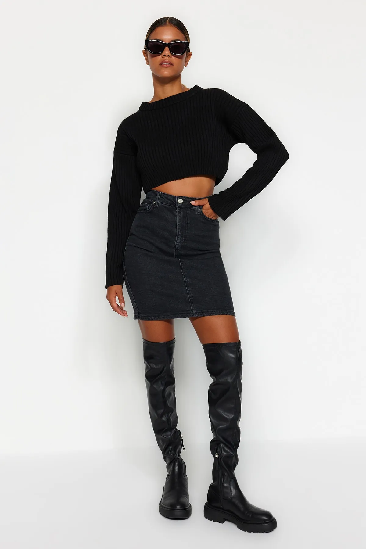 Trendyol Collection  Schwarzer Basic-Mini-Jeansrock mit hoher Taille TWOSS20ET0241