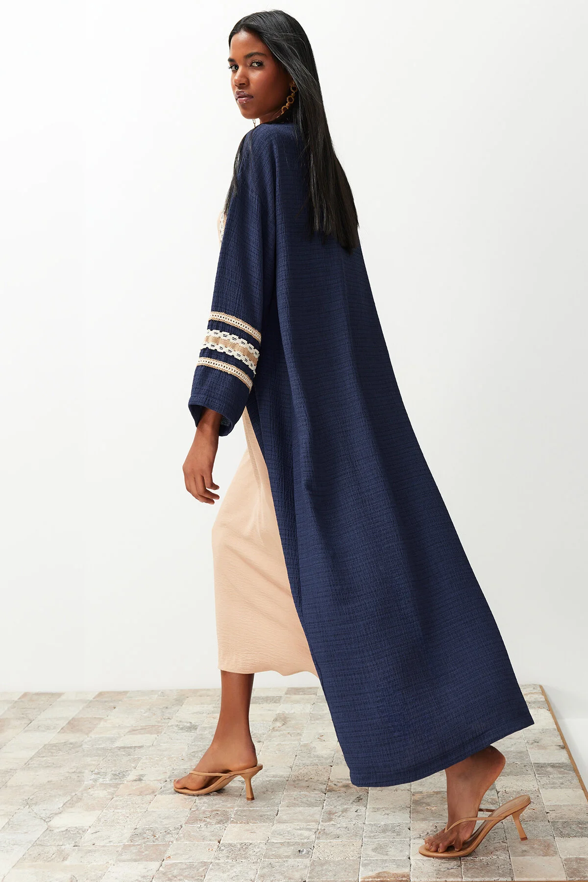 Trendyol Modest  Langer gewebter Kimono & Kaftan & Abaya mit Indigo-Brode-Details TCTSS24KF00006