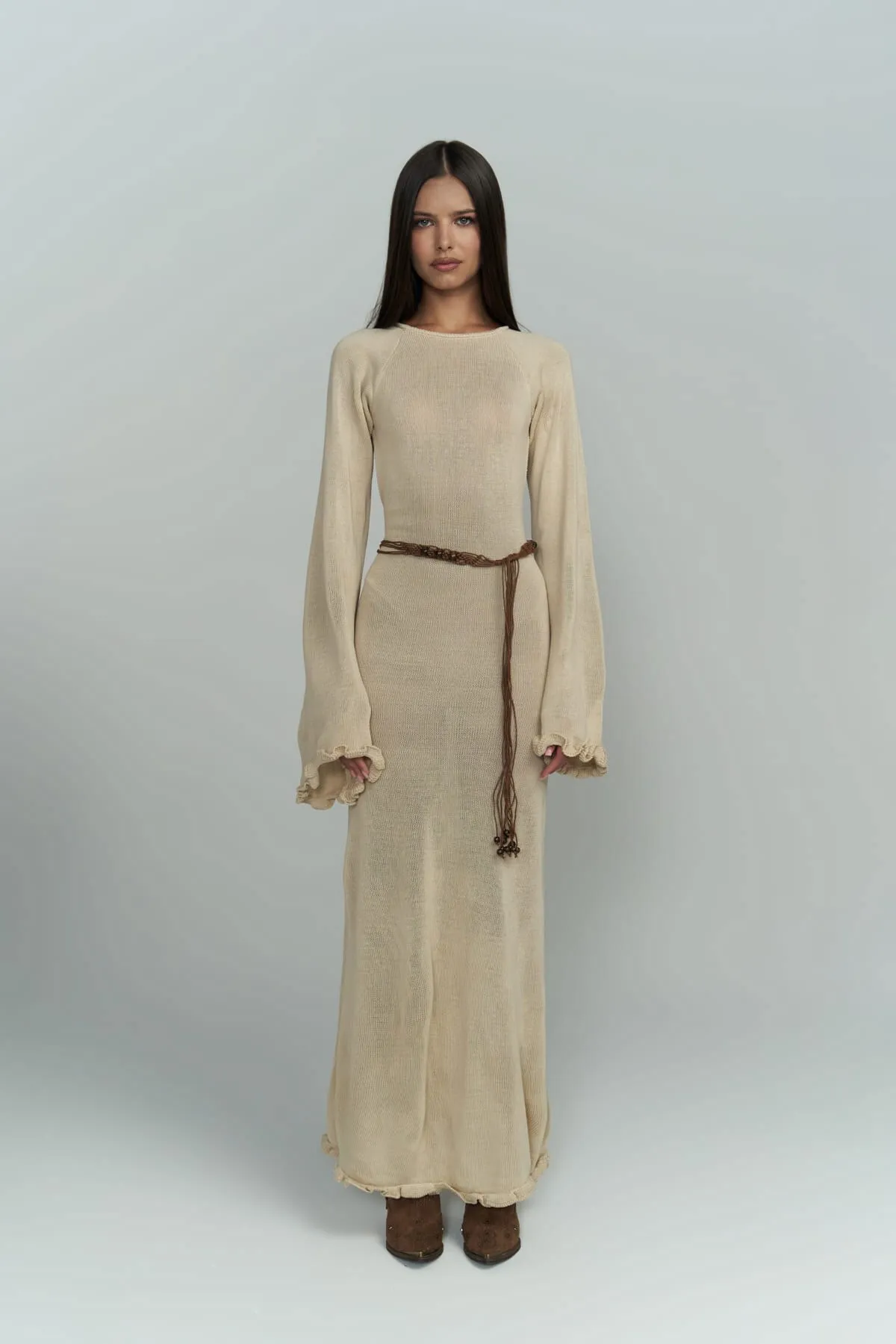 BOHEMAİ  Beigefarbenes Strickkleid mit tiefem Ausschnitt von Angela Back
