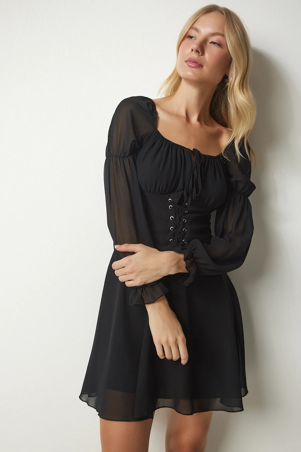 Happiness İstanbul  Schwarzes Mini-Chiffonkleid mit Ösendetails für Damen EY00011