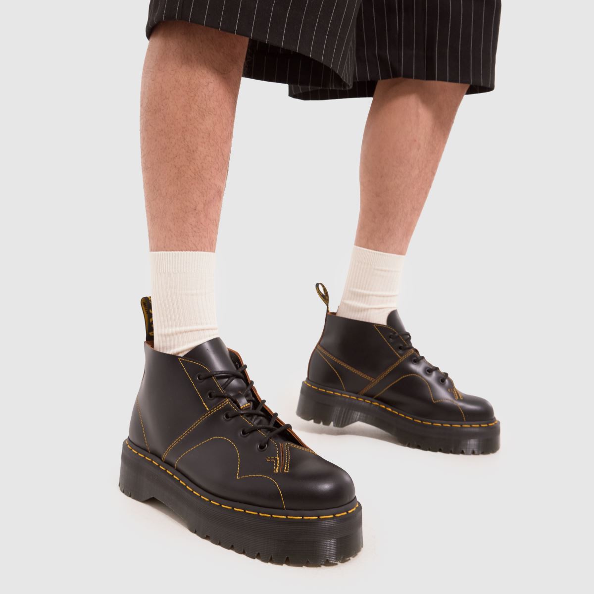 Dr Martens – Svarta quad-stövlar med läderrem