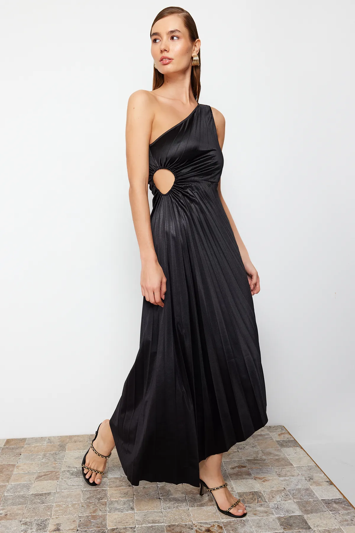 Trendyol Collection  Schwarzes, asymmetrisch gestricktes, plissiertes, elegantes Abendkleid aus Satin TPRSS23EL00557