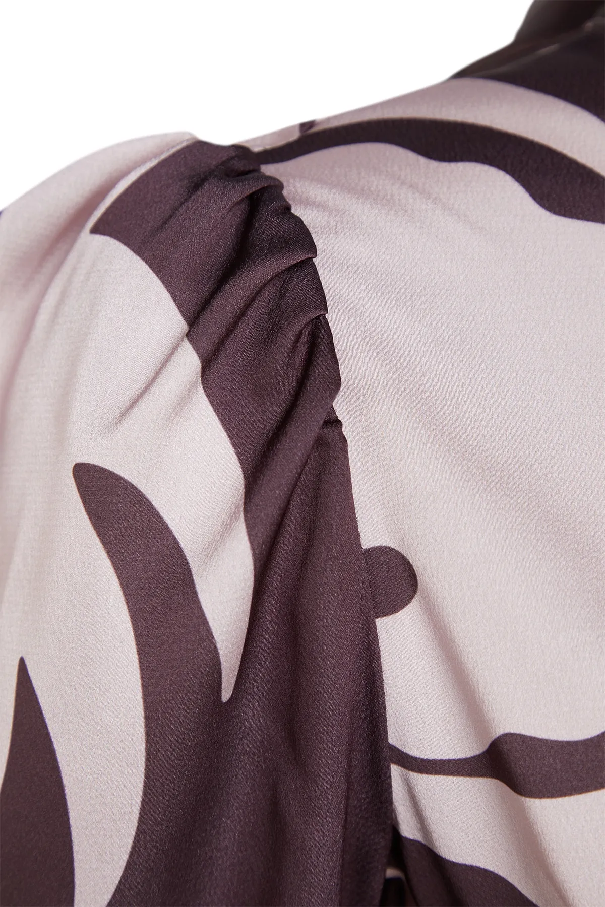 Trendyol Modest  Braunes Abendkleid mit Satin-Oberflächenmuster und Gürtel TCTSS23DB00030