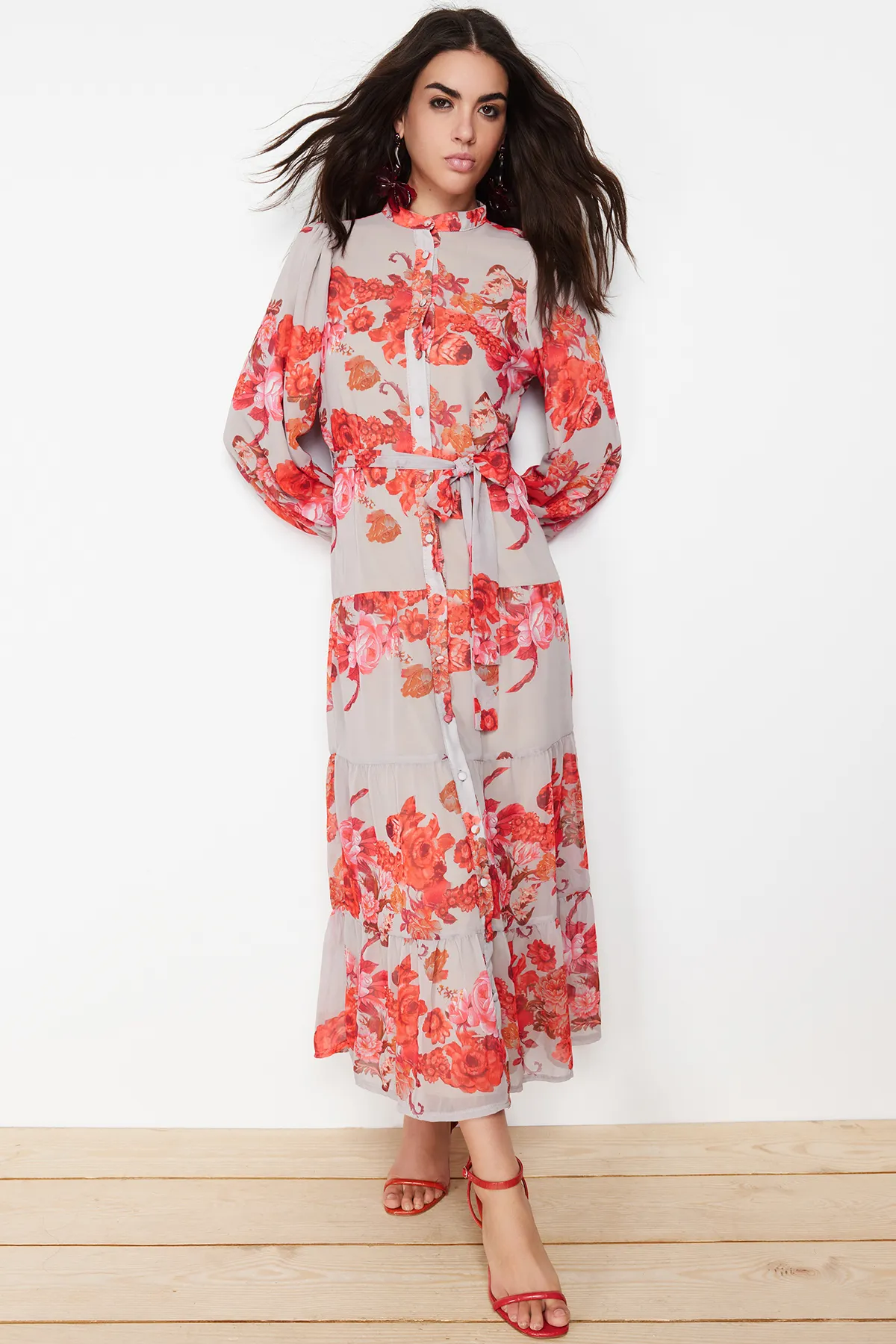 Trendyol Modest  Beigefarbenes, gefüttertes, gewebtes Kleid mit Blumenmuster und Gürtel TCTSS24EB00095