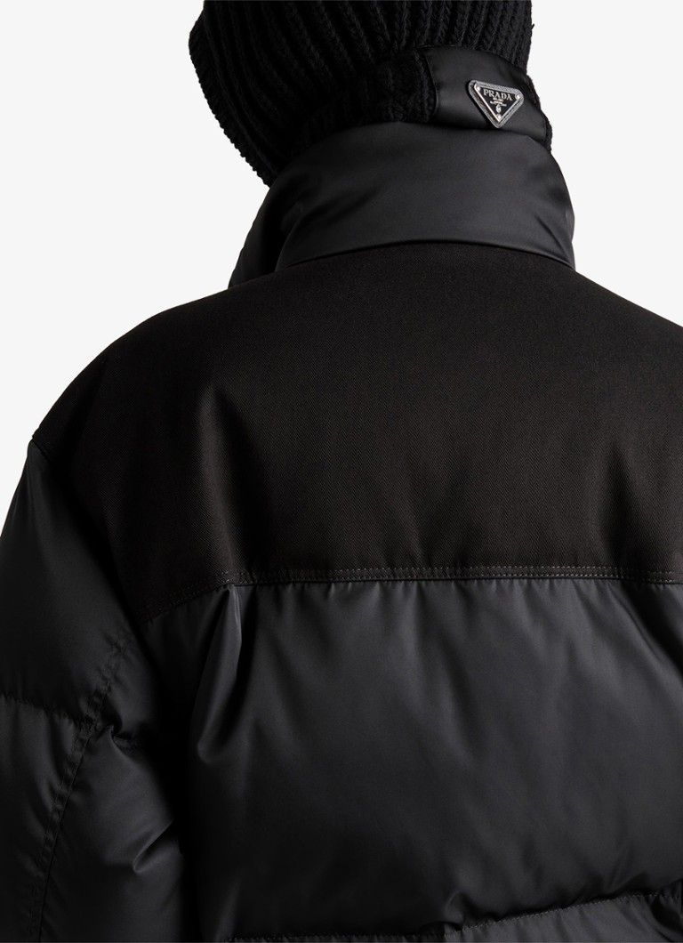 Jaqueta puffer cropped oversized Prada Re-Nylon com enchimento de plumas