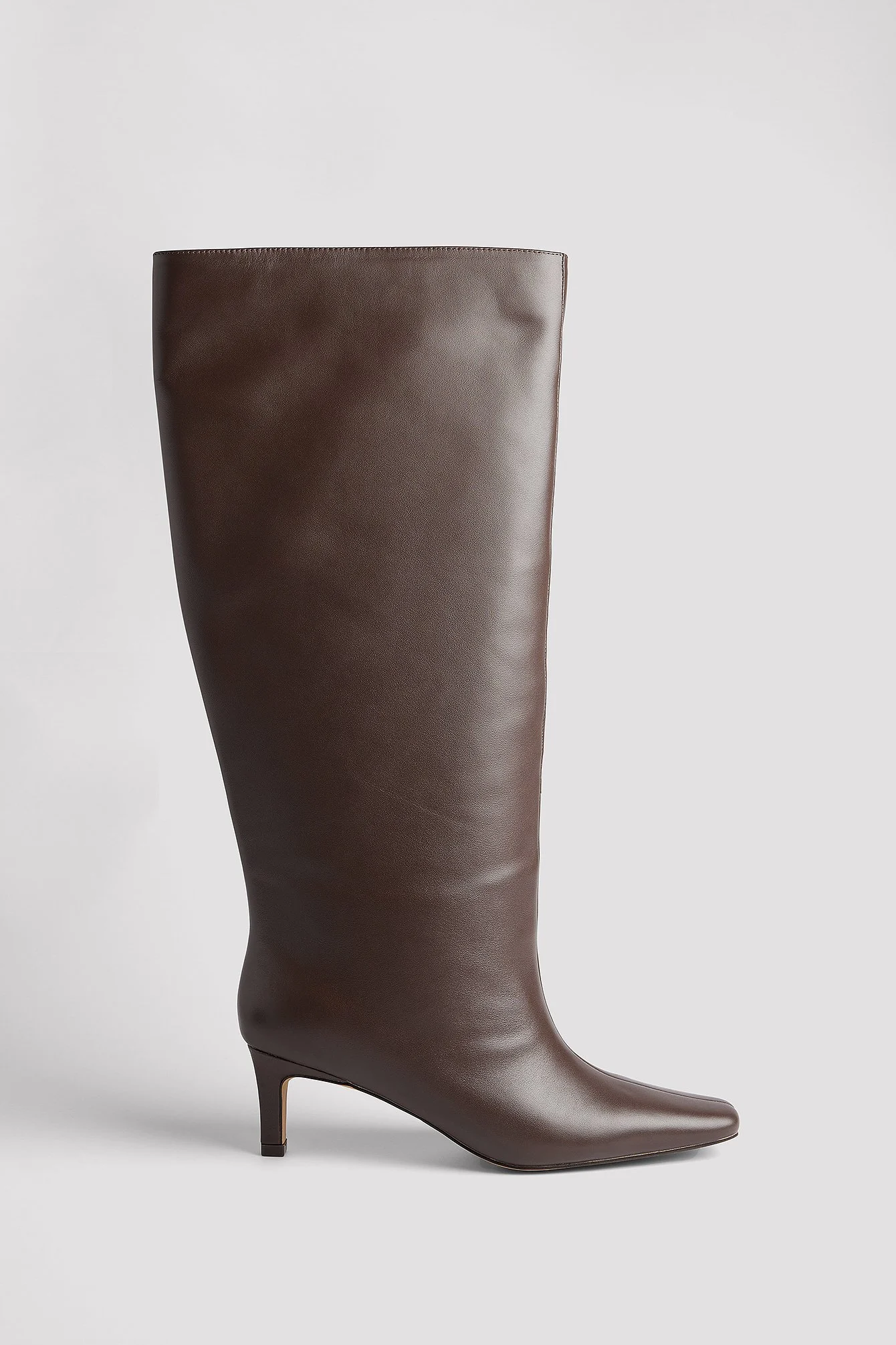 Stiletto-Lederstiefel mit weitem Schaft
