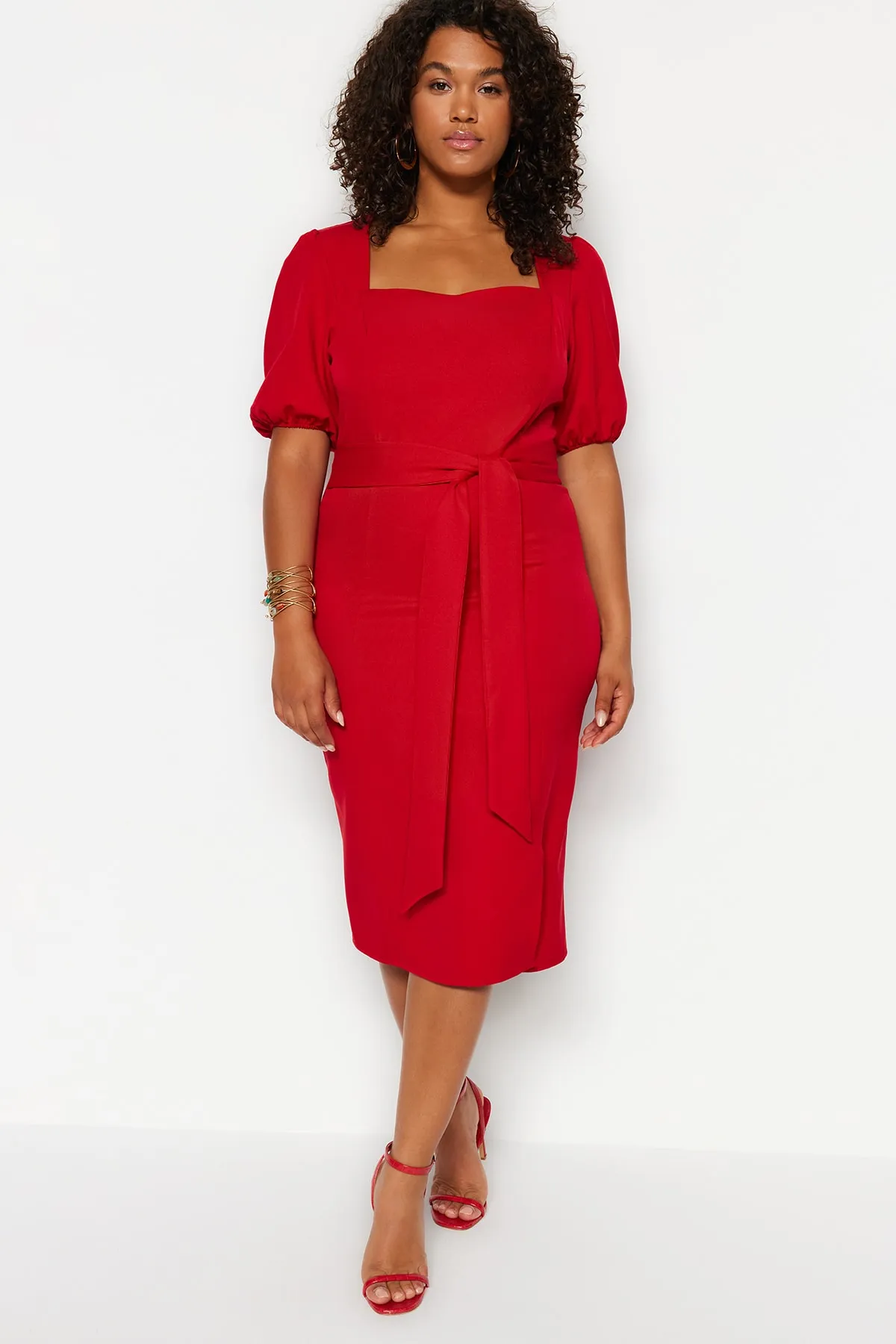Trendyol Curve  Rotes gewebtes Kleid mit Gürteldetail TBBSS23AH00251