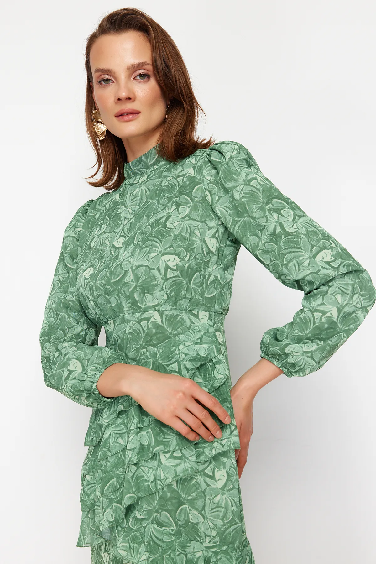 Trendyol Modest  Khakifarbenes Kleid aus gewebtem Chiffon mit Blumenrock und Rüschenfutter TCTSS23EB00160