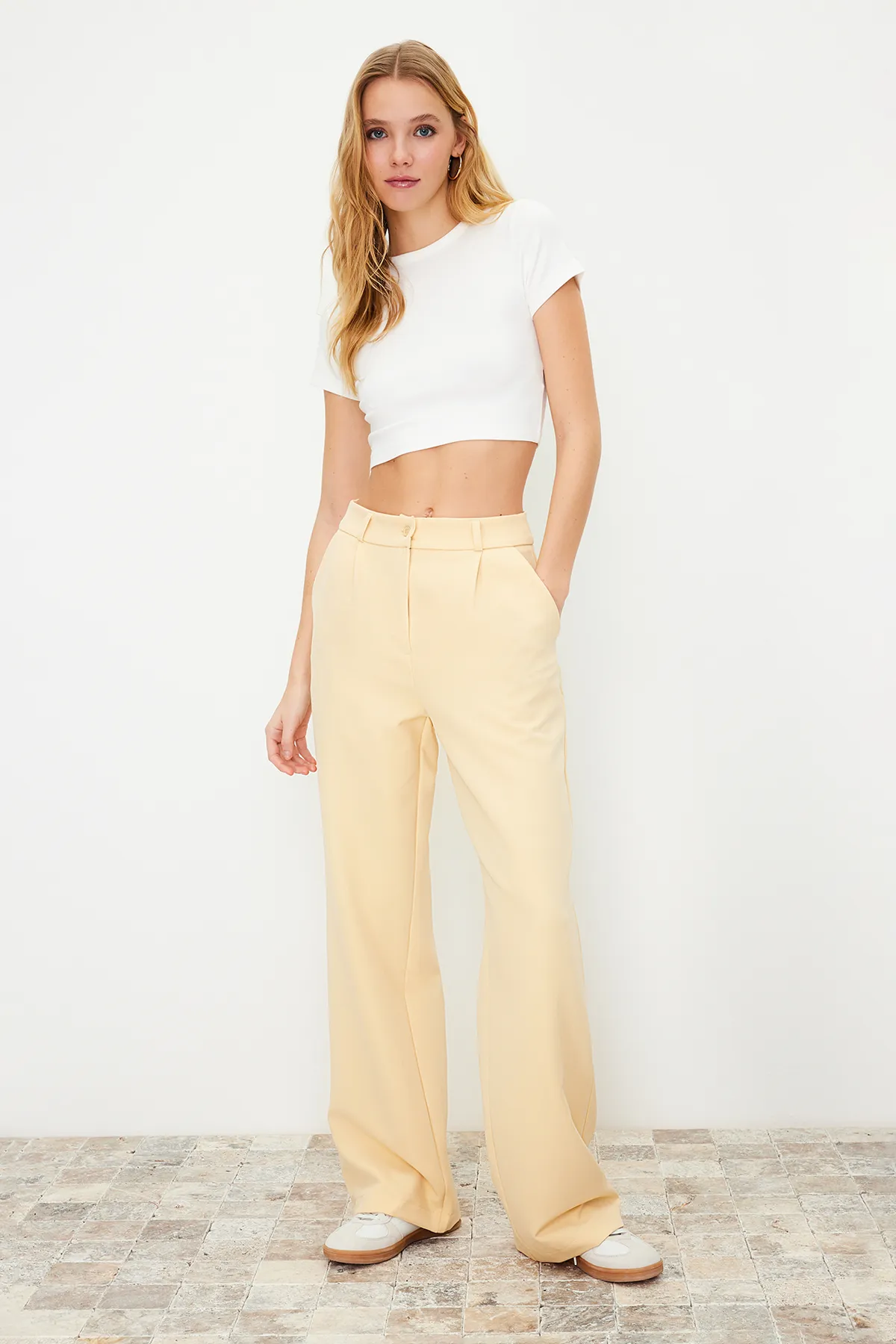 Trendyol Collection  Hellgelbe, gewebte Hose mit hoher Taille und weitem Bein/Plissee mit weitem Bein TWOAW21PL0076