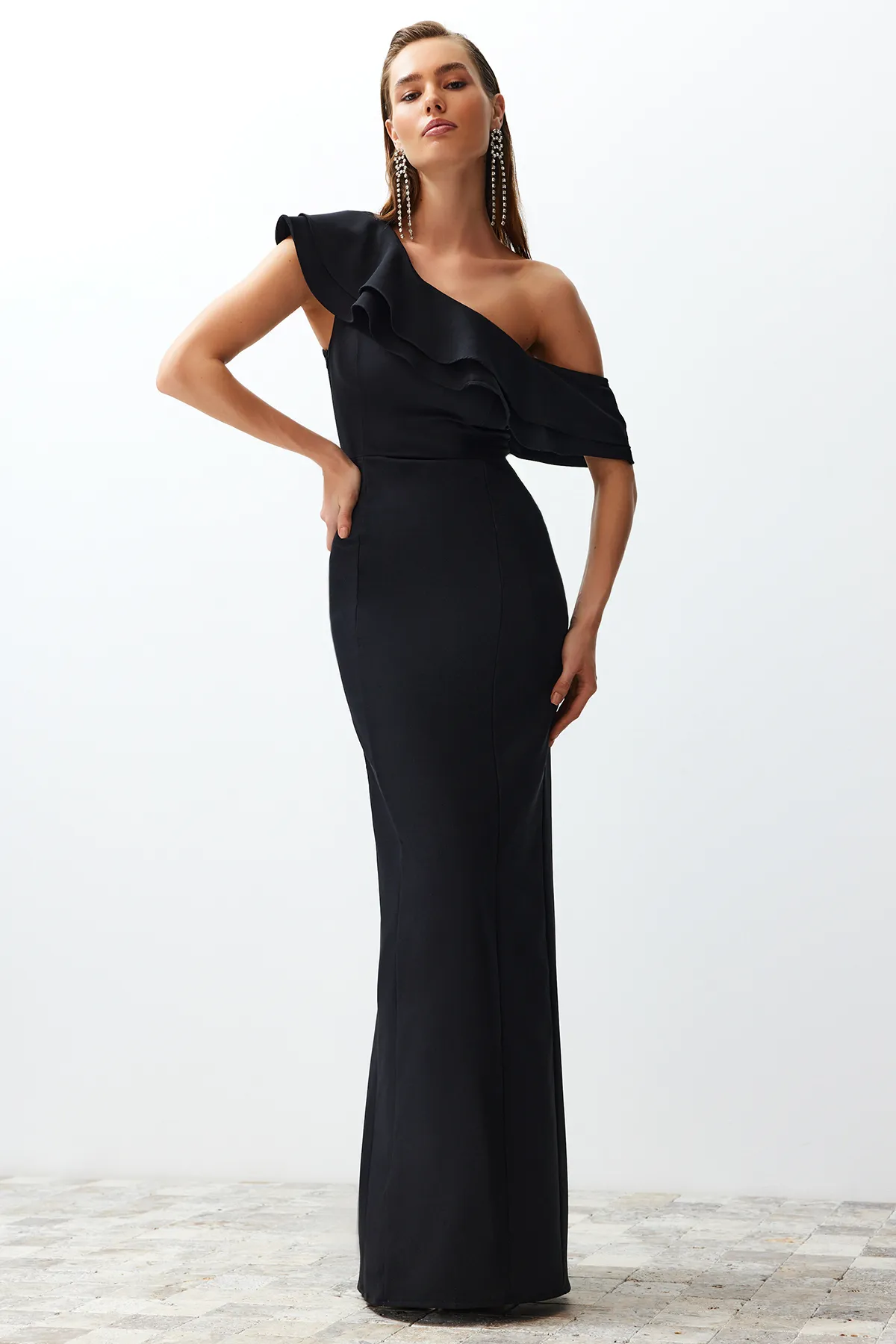 Trendyol Collection  Elegantes Abendkleid mit Volants in Schwarz TPRSS24AE00066