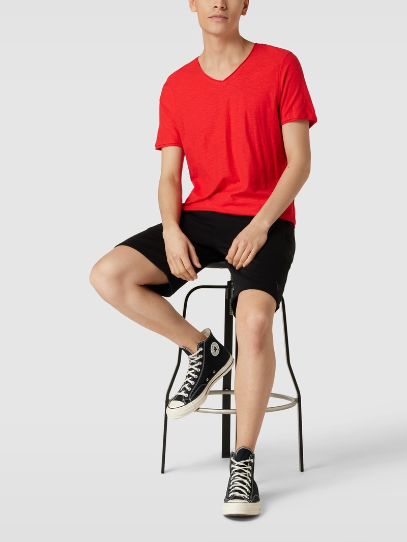 T-Shirt mit V-Ausschnitt in rot