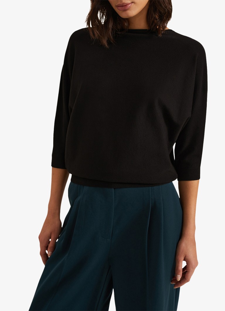 Tricou Cristine de la Phase Eight, confecționat din material tricotat subțire și elastic.