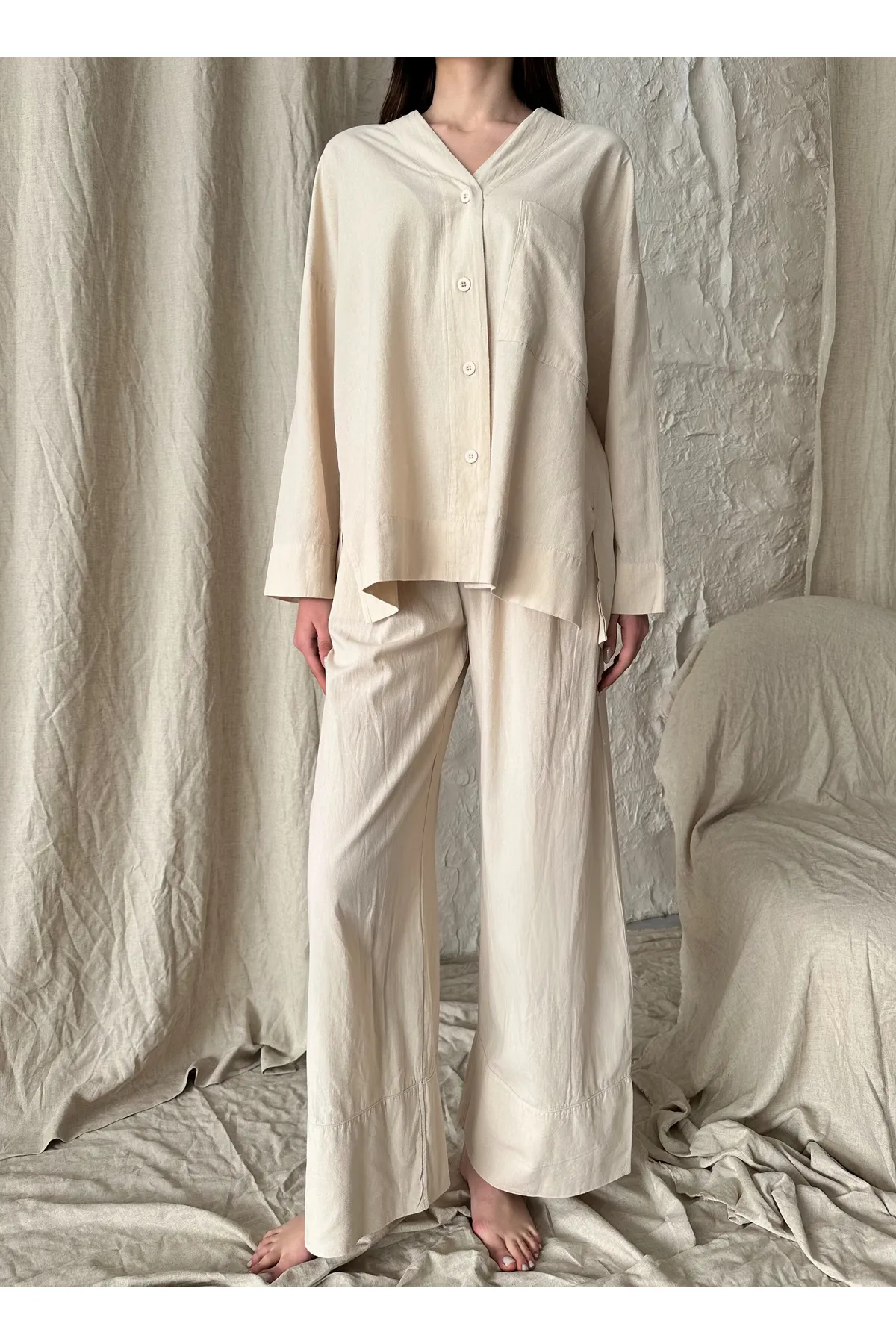 Laluvia  Beigefarbenes Leinen-Hose-Hemd-Set mit zwei Beinen
